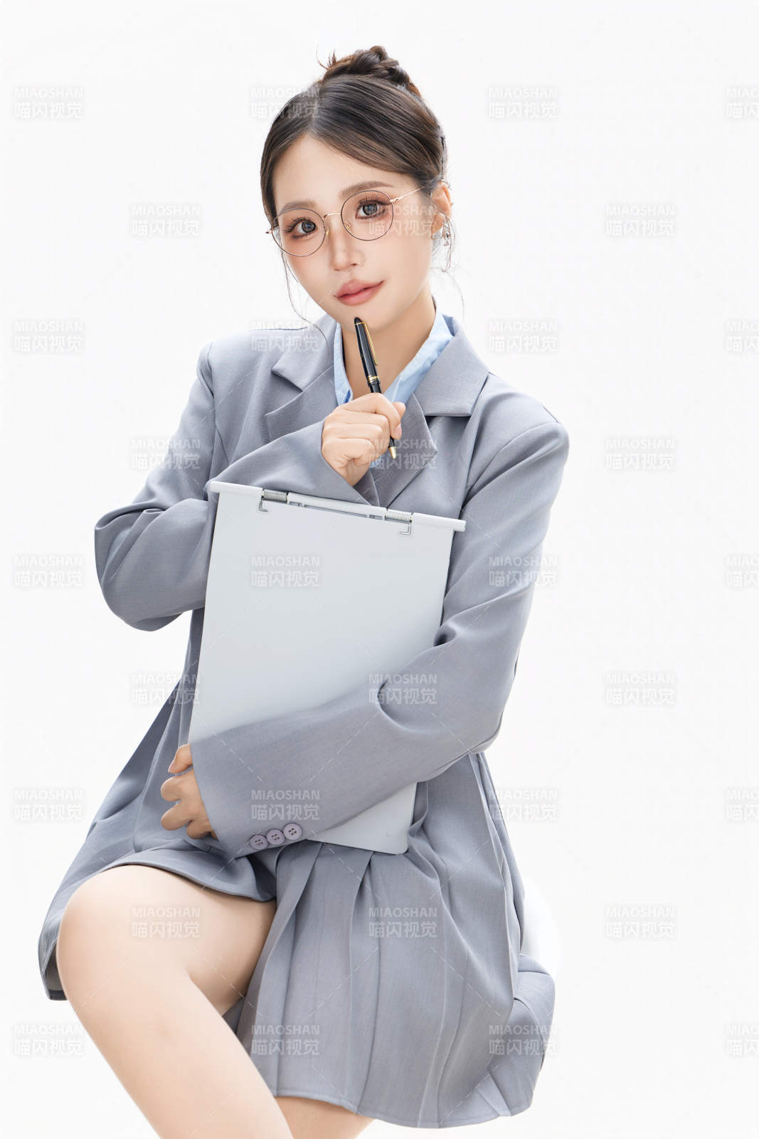 影棚拍攝穿著職業裝的商務女性形象