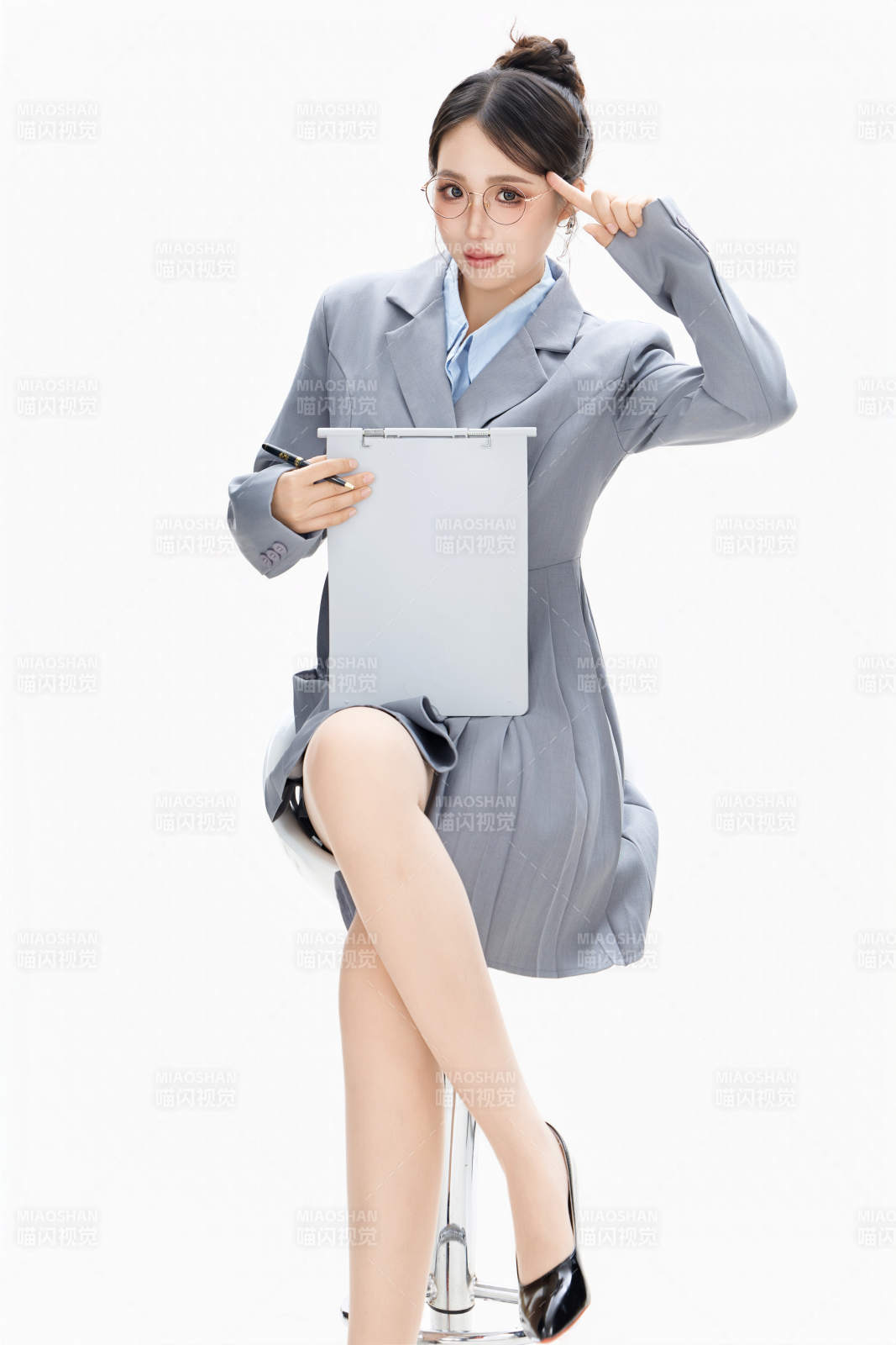 影棚拍攝穿著職業(yè)裝的商務(wù)女性形象