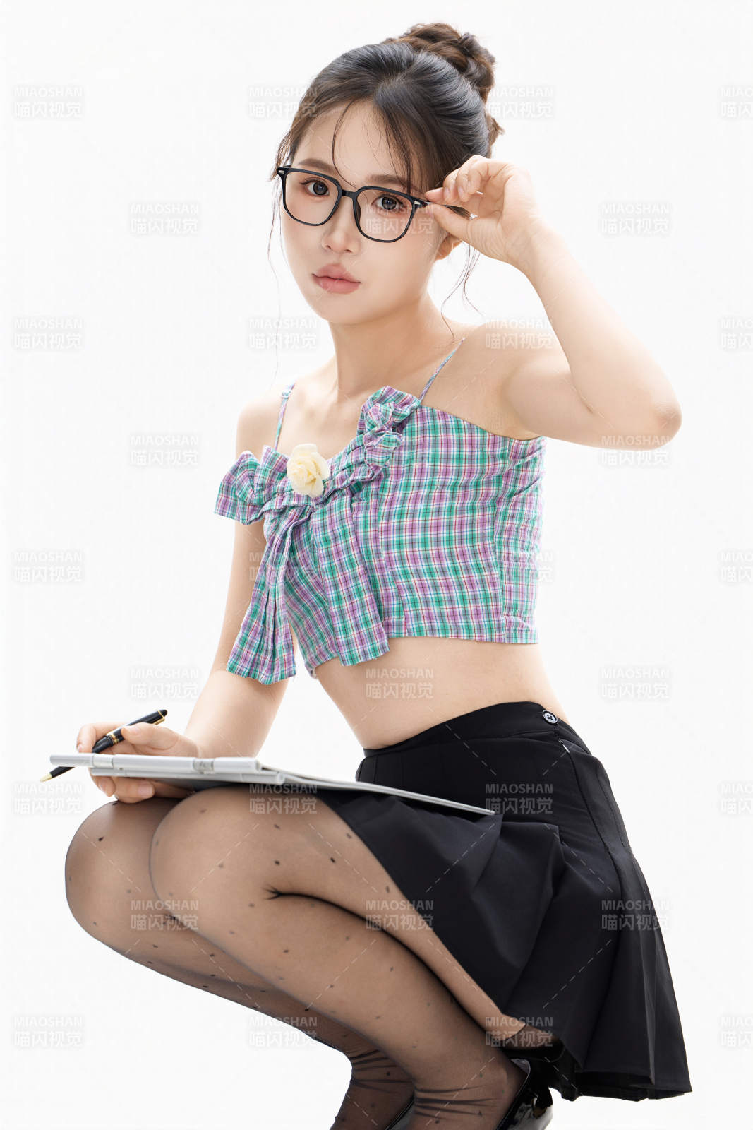 白色背景下青春活力的職業(yè)女性形象