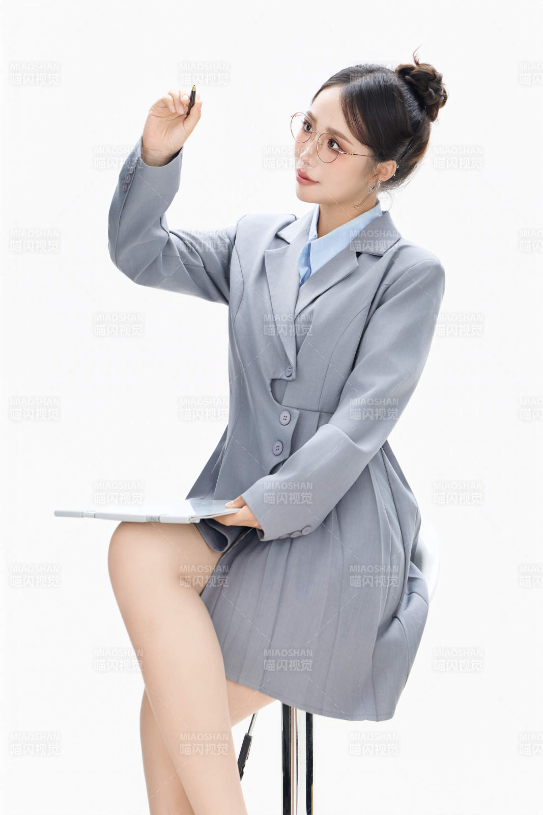 影棚拍攝穿著職業裝的商務女性形象