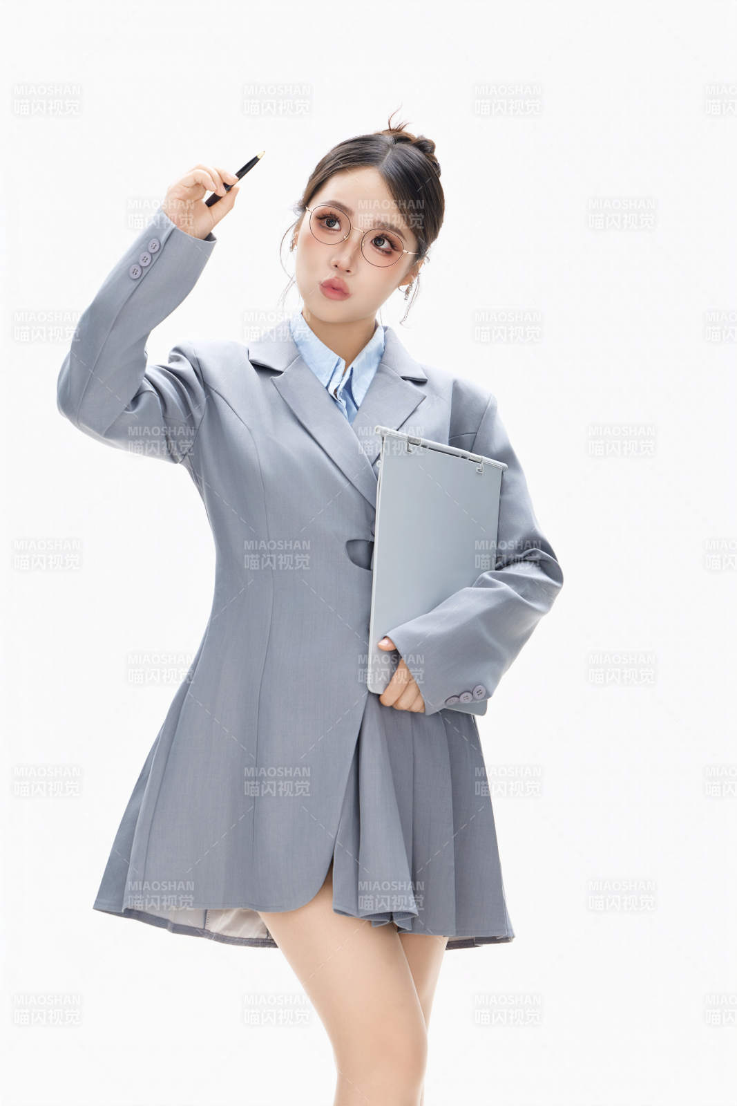 影棚拍攝穿著職業裝的商務女性形象