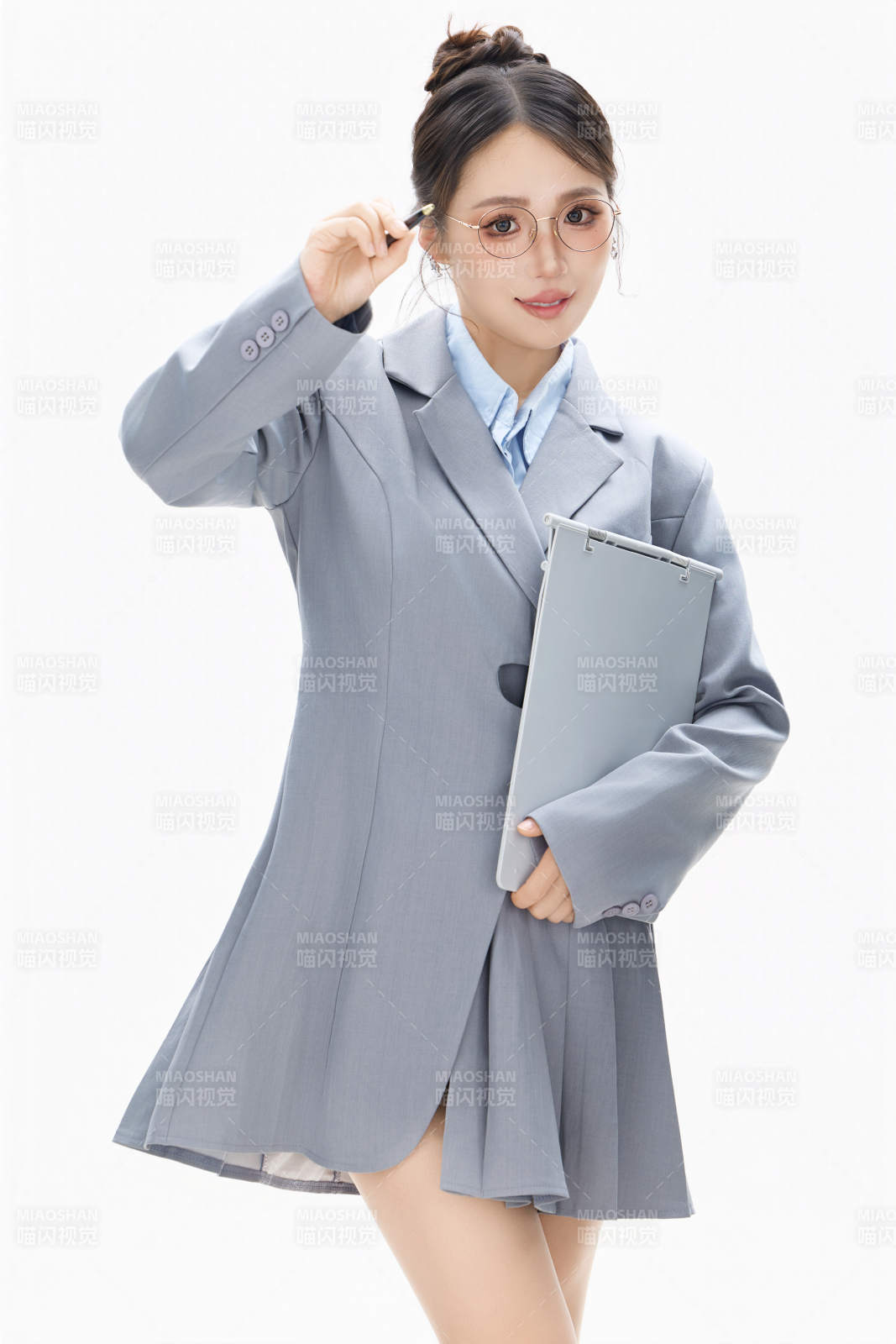 影棚拍攝穿著職業裝的商務女性形象