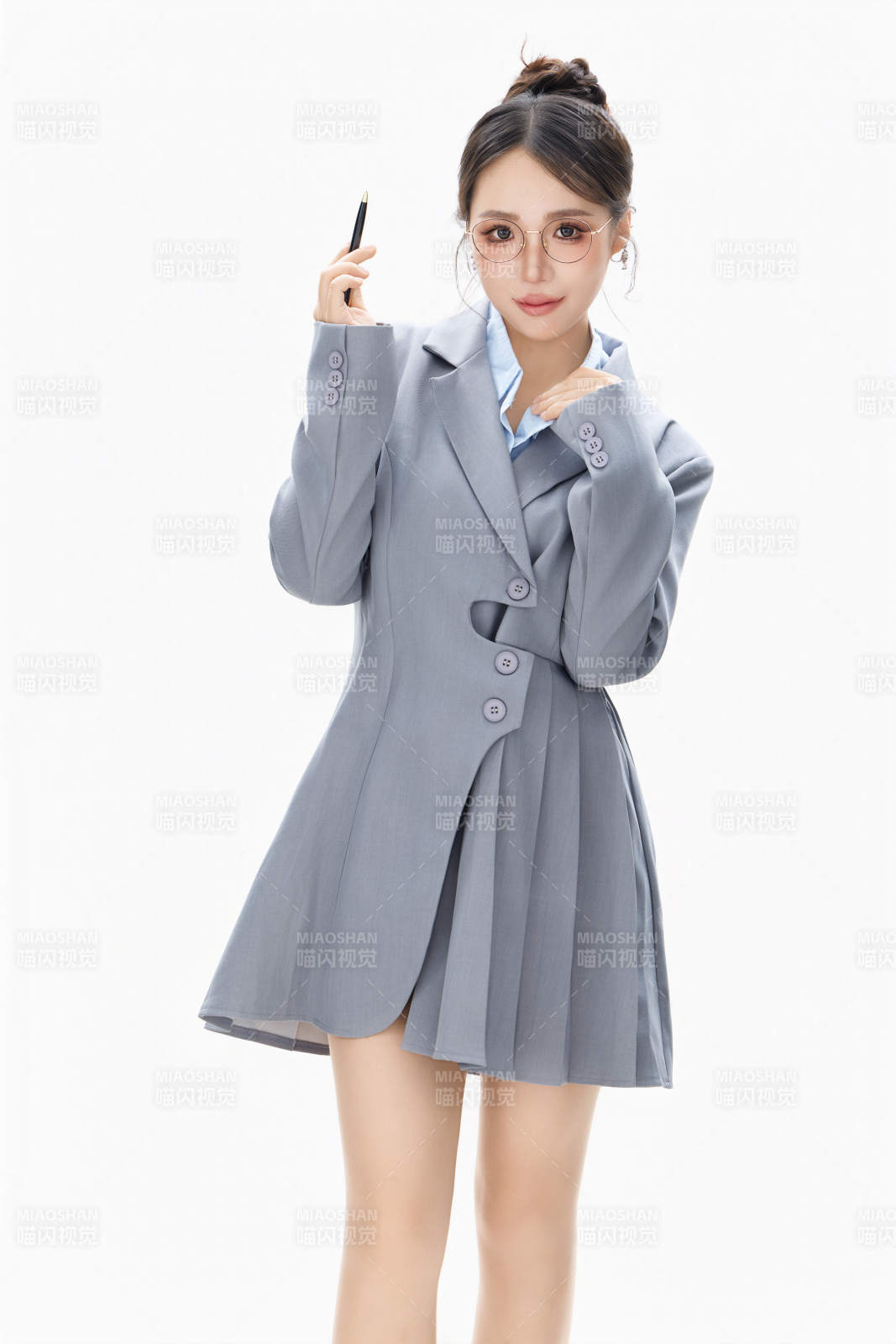 影棚拍攝穿著職業裝的商務女性形象