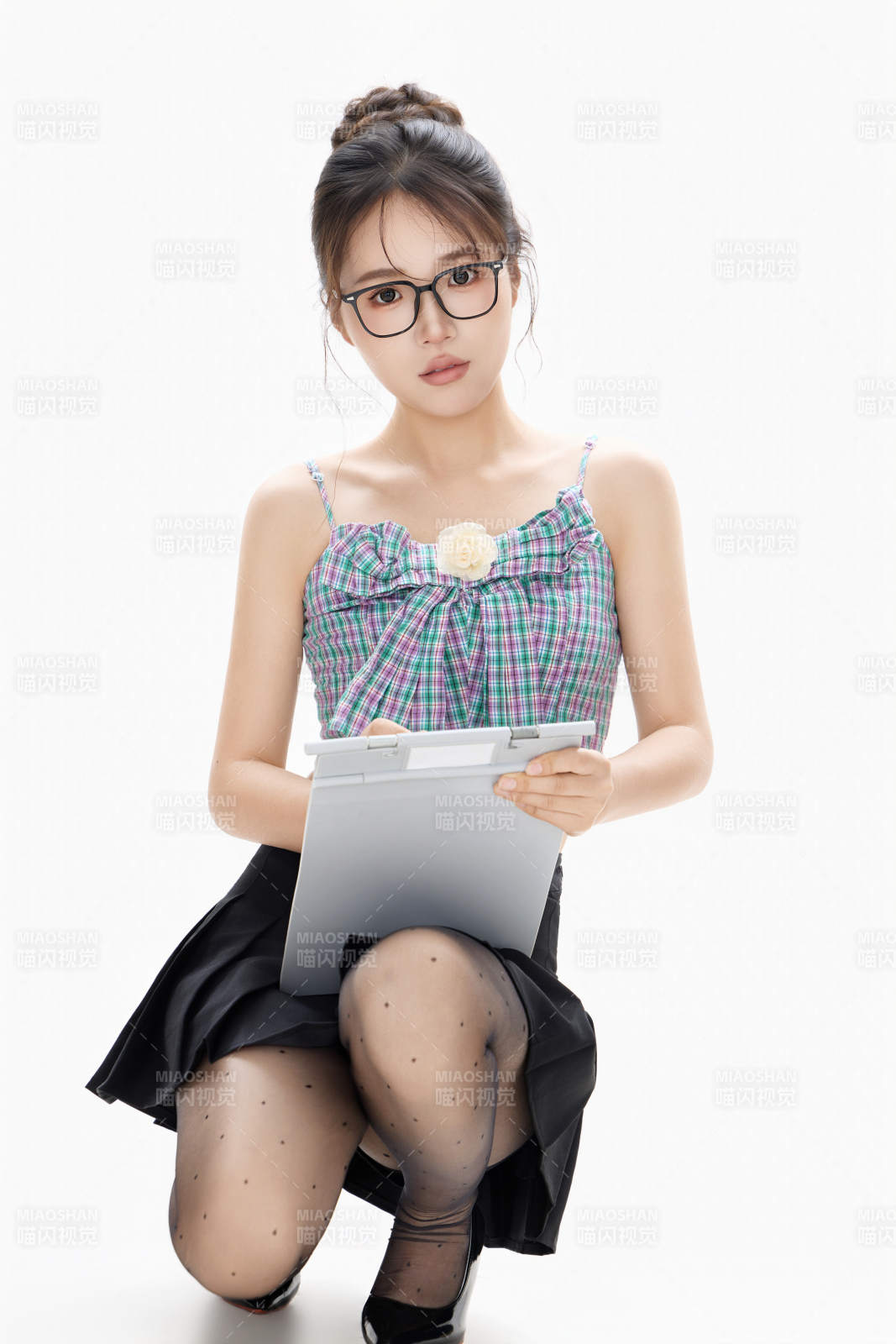 白色背景下青春活力的職業女性形象