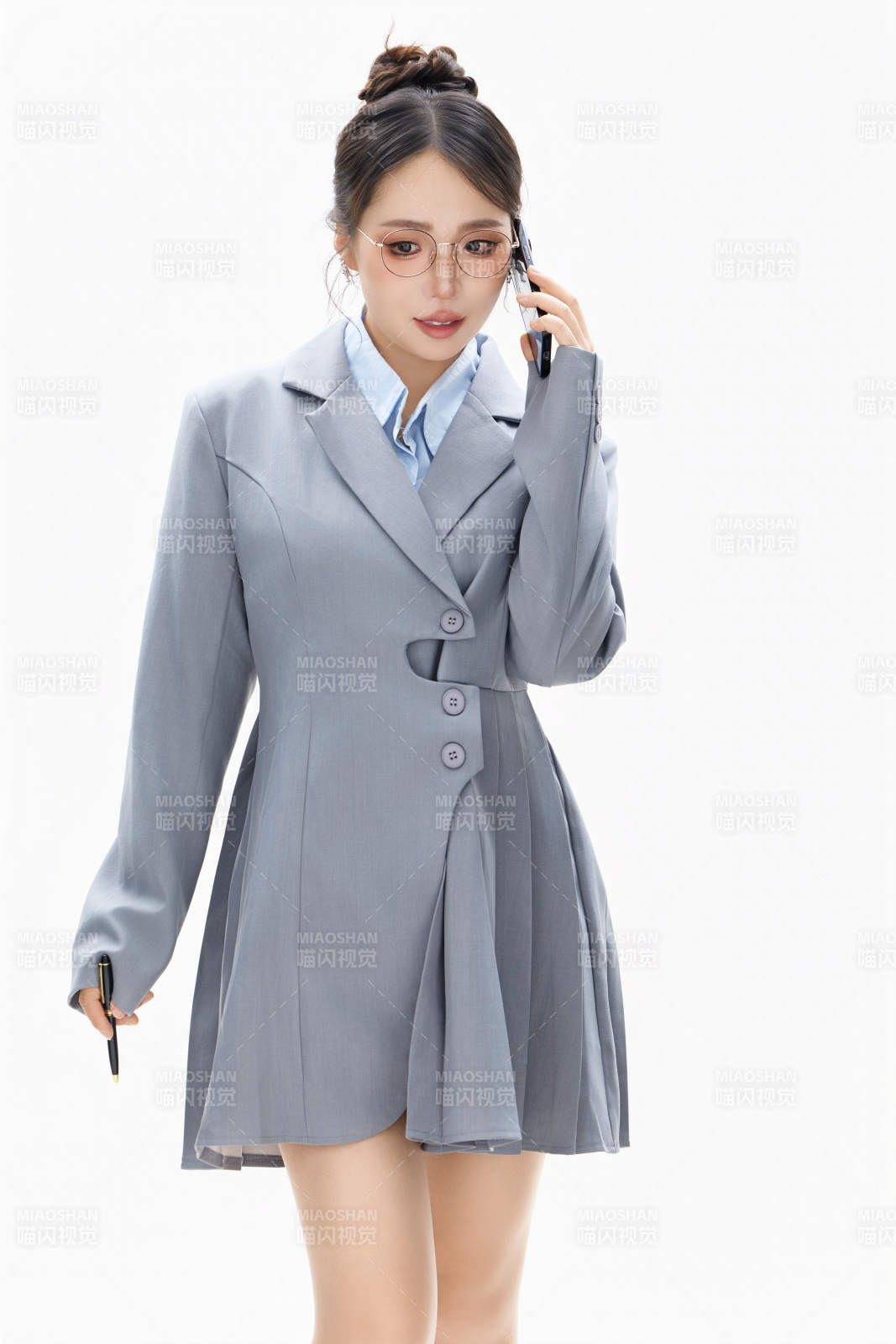 影棚拍攝穿著職業(yè)裝的商務(wù)女性形象