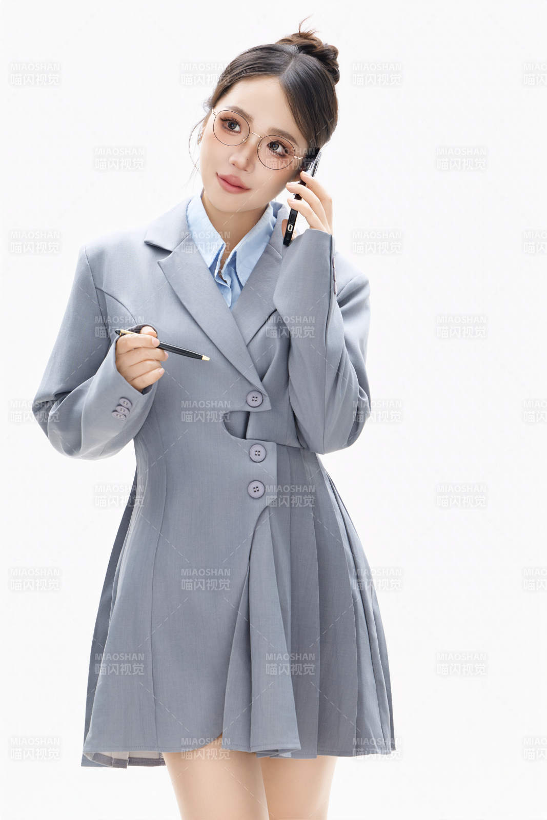 影棚拍摄穿着职业装的商务女性形象