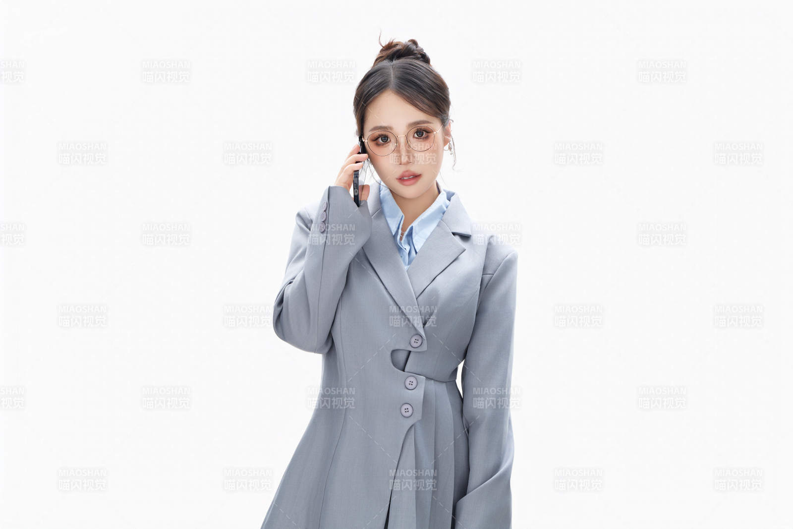 影棚拍攝穿著職業裝的商務女性形象