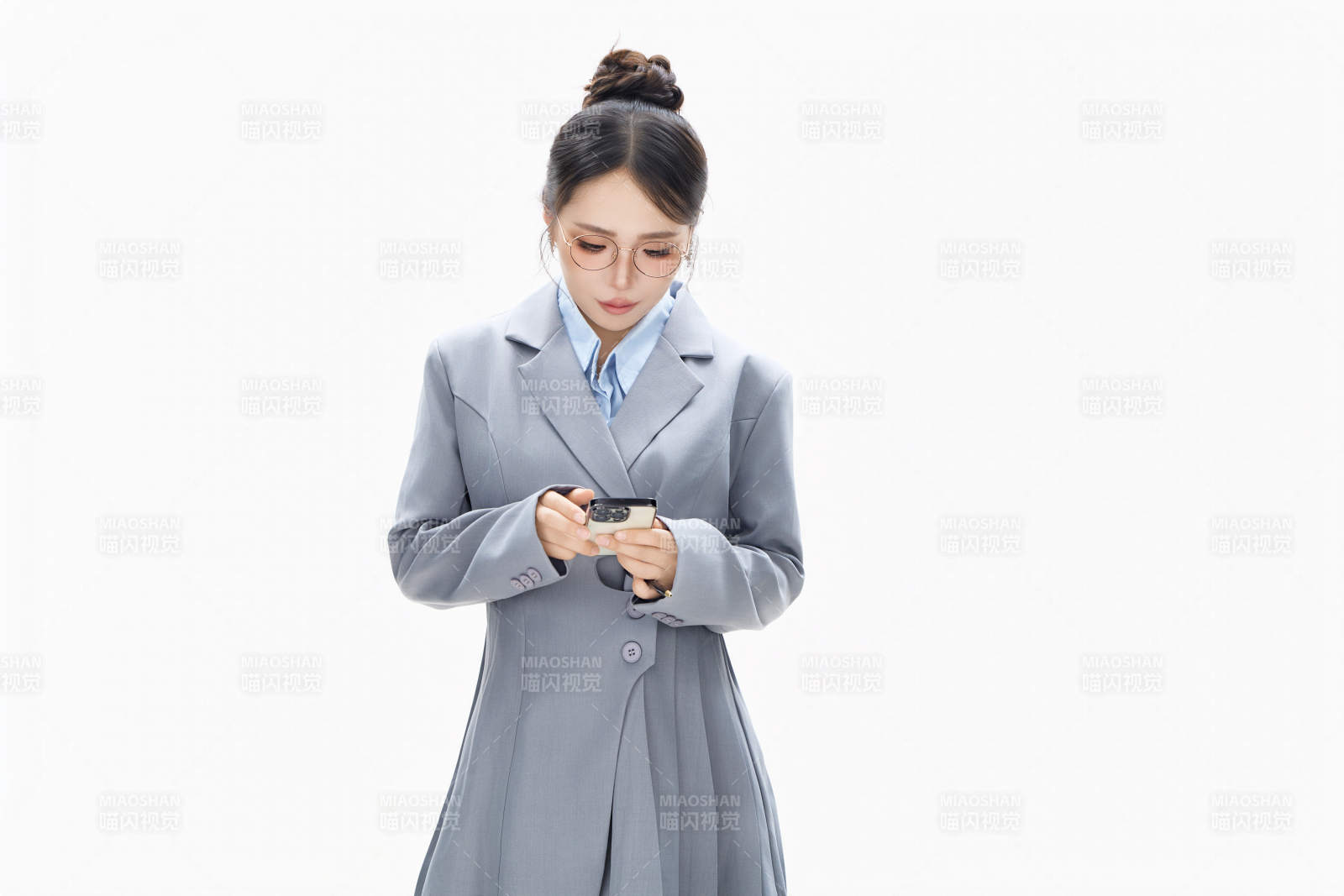 影棚拍攝穿著職業裝的商務女性形象