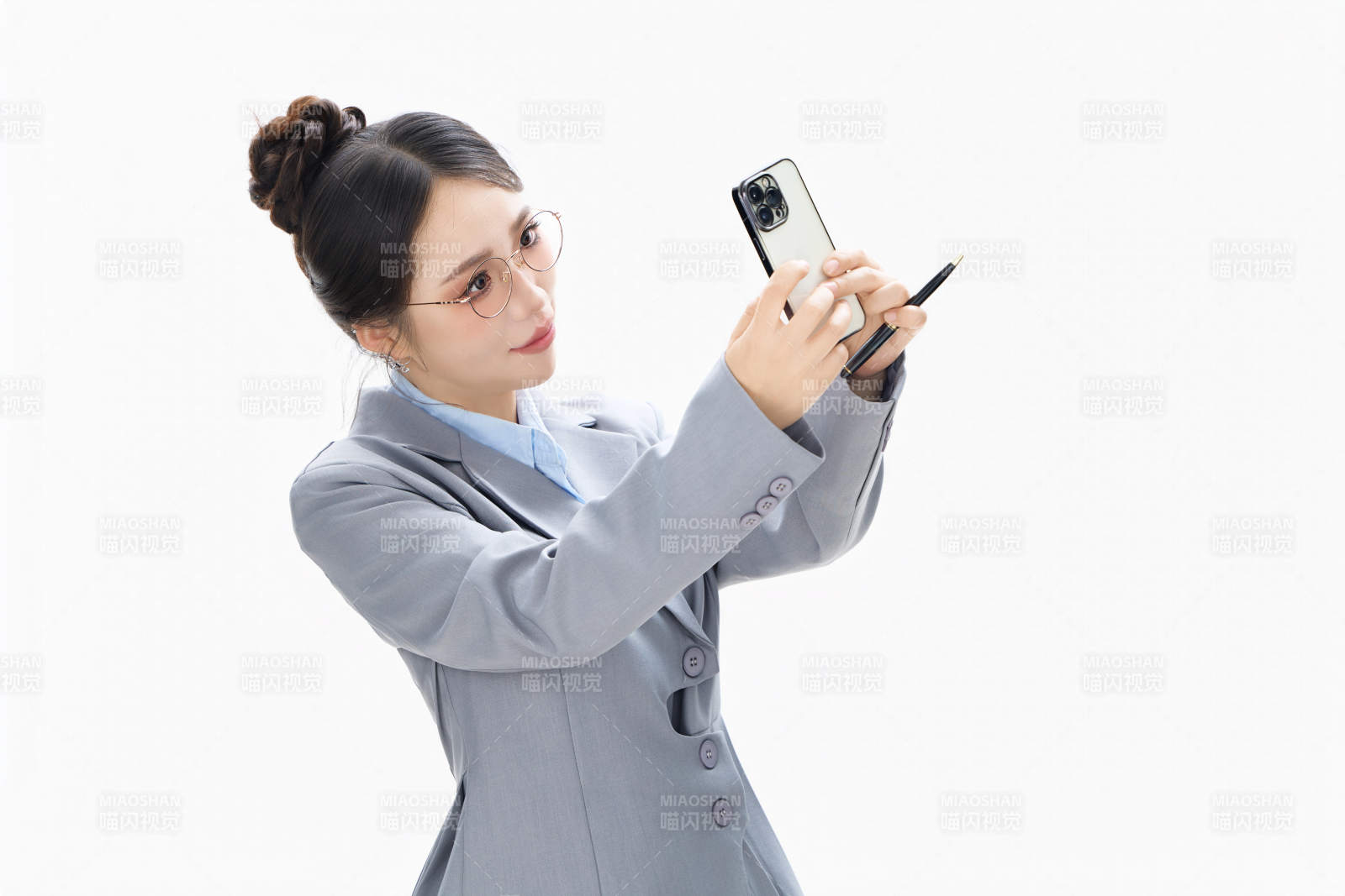 影棚拍摄穿着职业装的商务女性形象