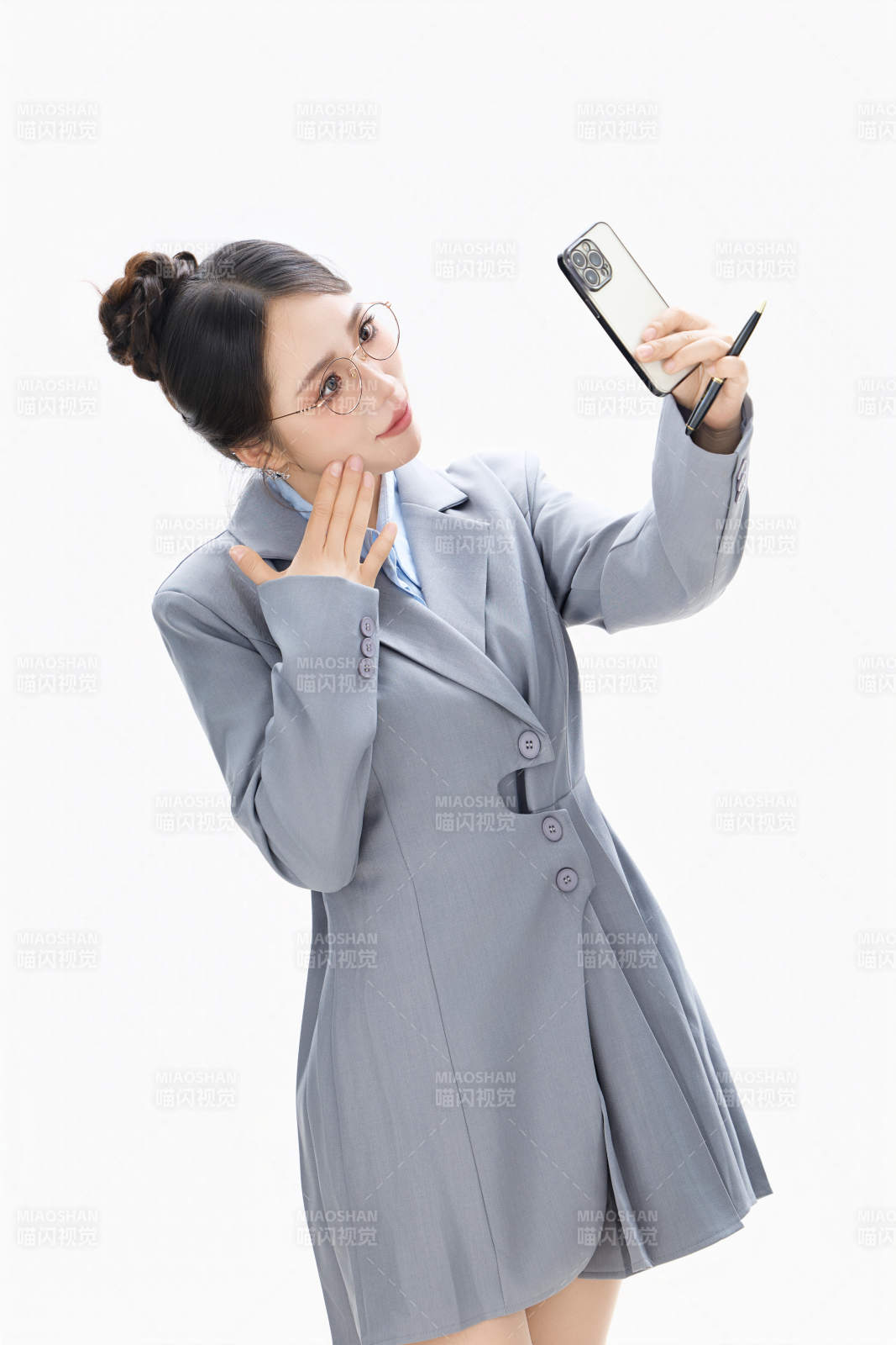 影棚拍攝穿著職業裝的商務女性形象