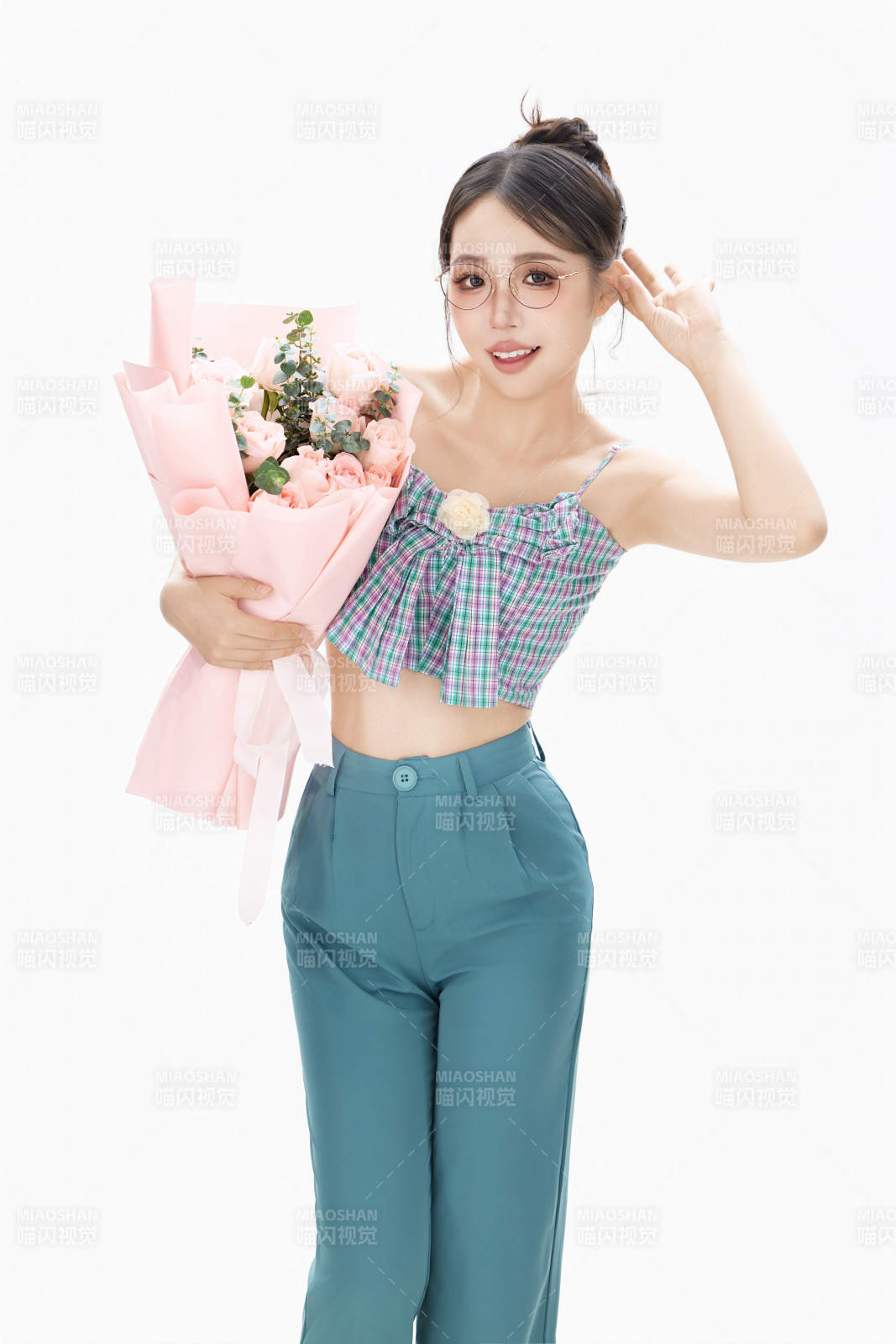 手抱鮮花裝扮時尚的亞洲靚麗美女