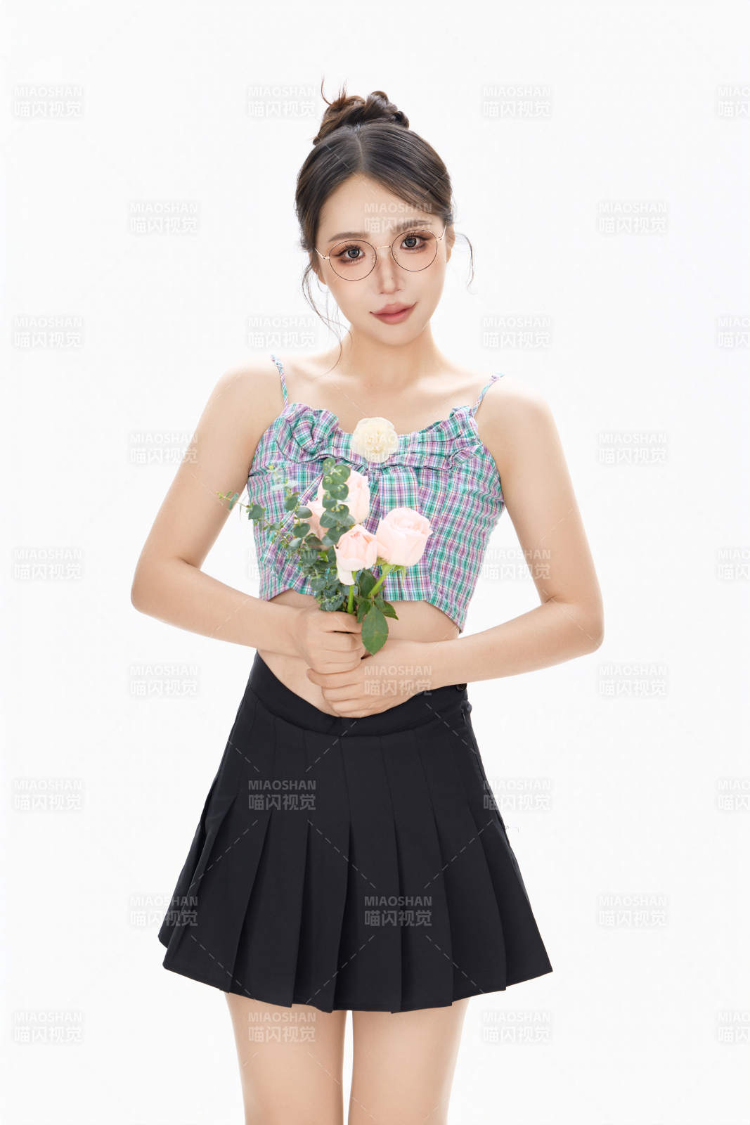 手抱鮮花裝扮時尚的亞洲靚麗美女