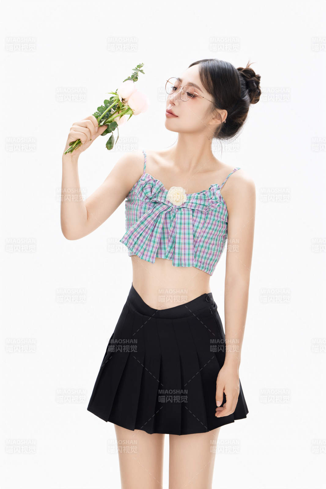 手抱鮮花裝扮時尚的亞洲靚麗美女