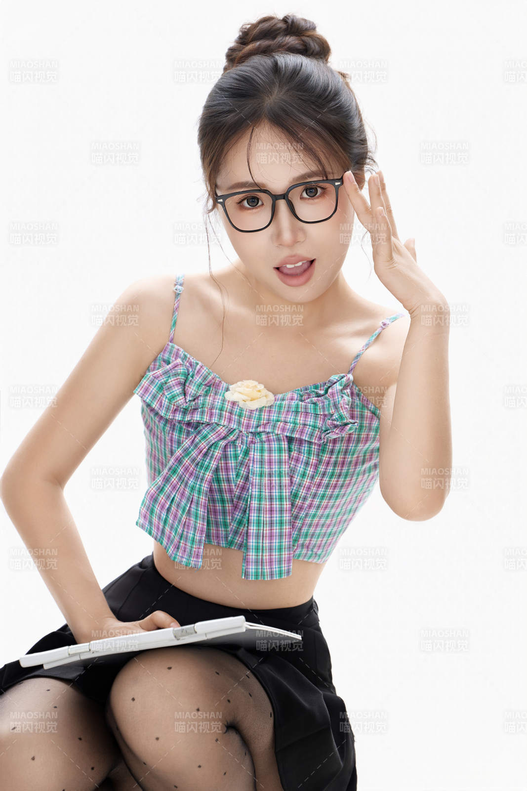 白色背景下青春活力的職業女性形象