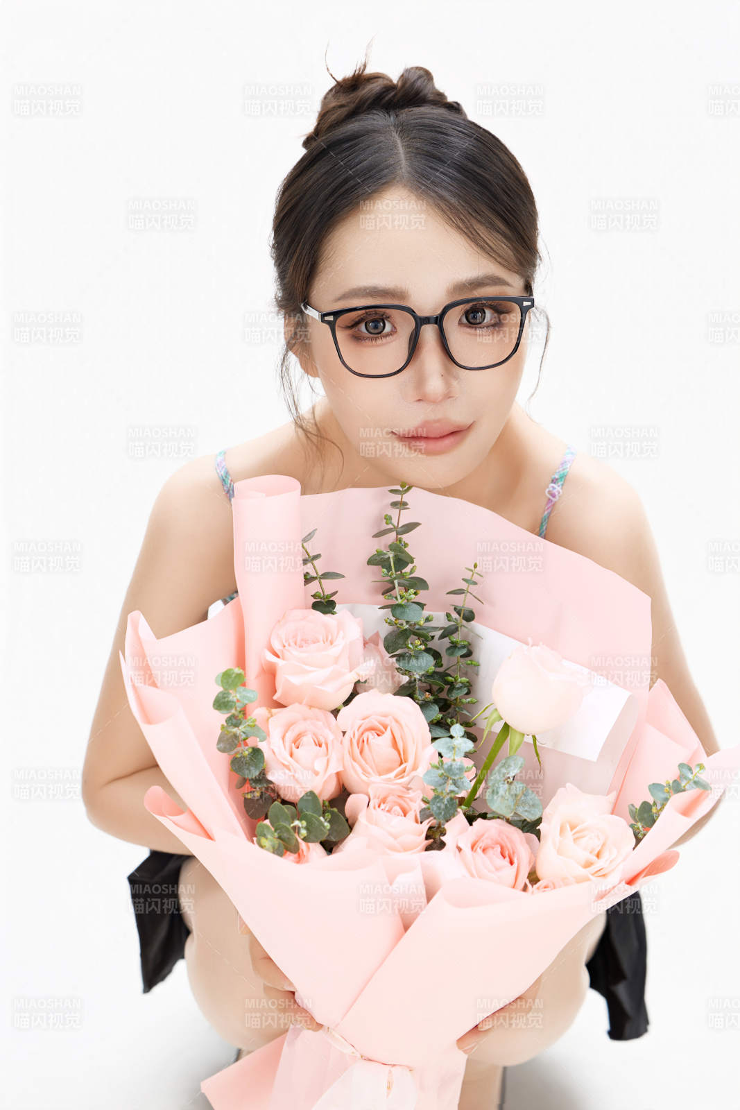 手抱鮮花裝扮時尚的亞洲靚麗美女