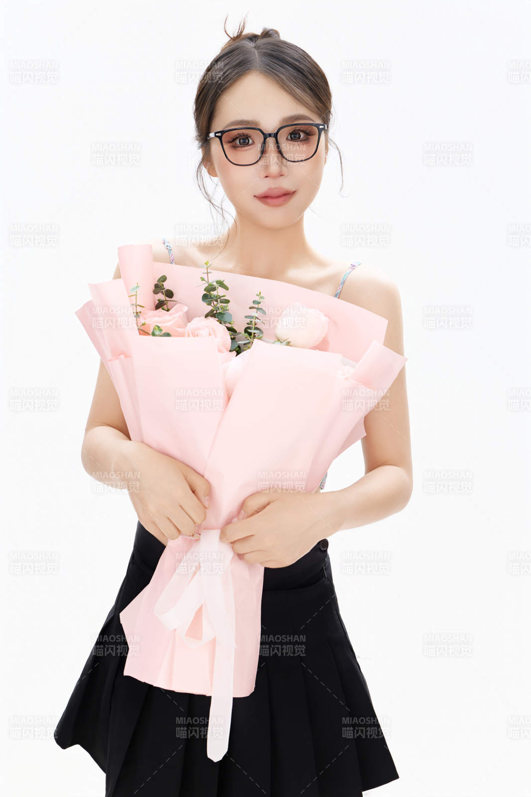 手抱鮮花裝扮時尚的亞洲靚麗美女