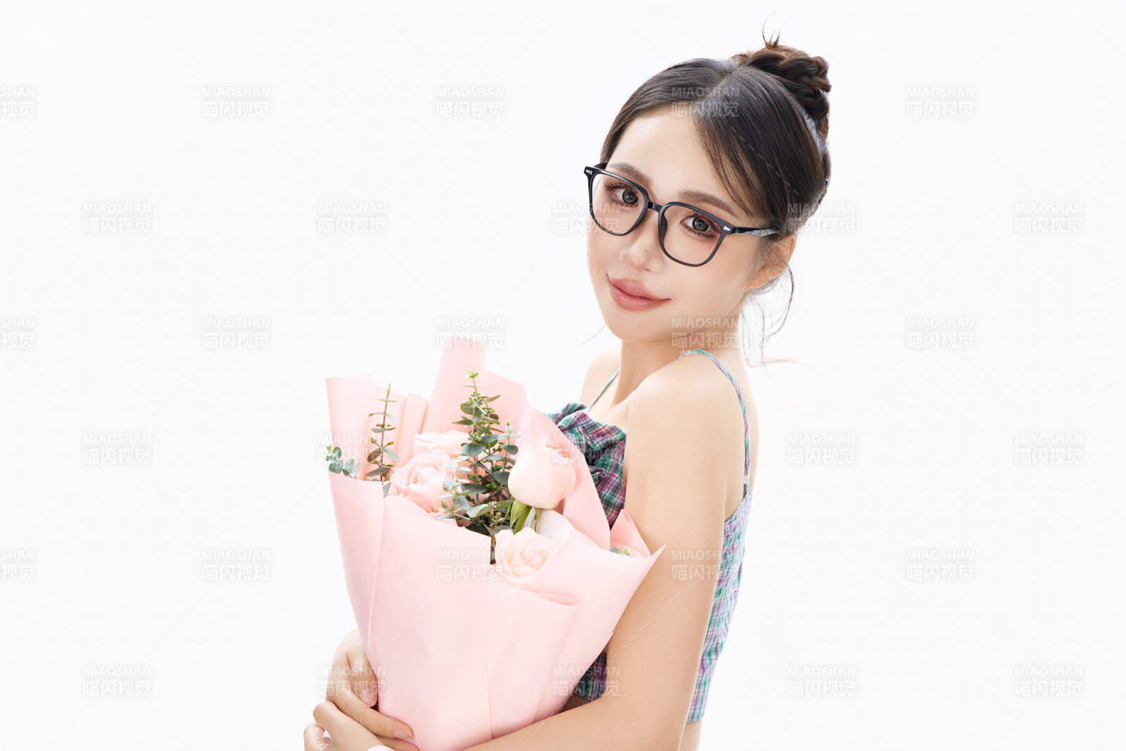 手抱鮮花裝扮時尚的亞洲靚麗美女