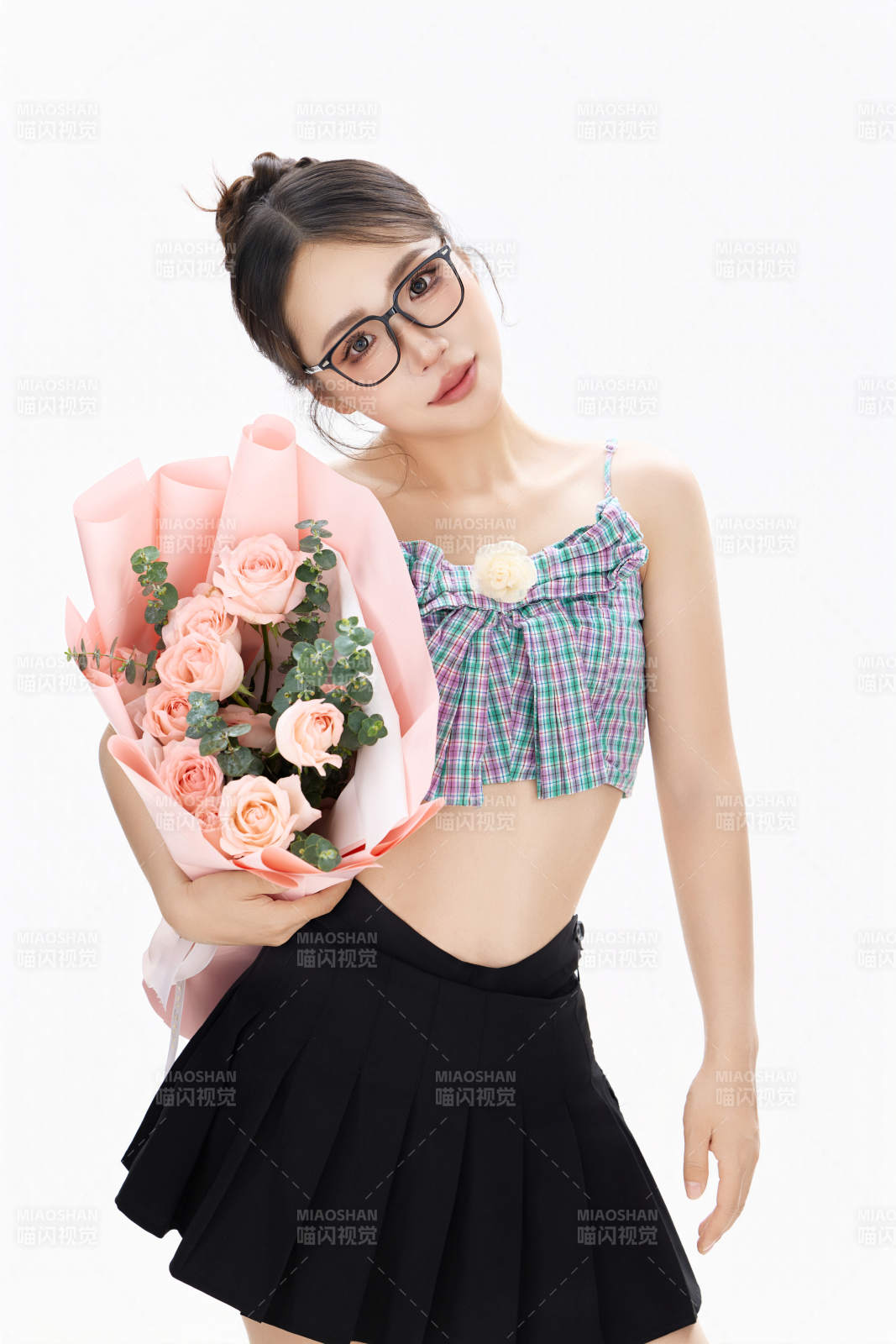 手抱鮮花裝扮時尚的亞洲靚麗美女