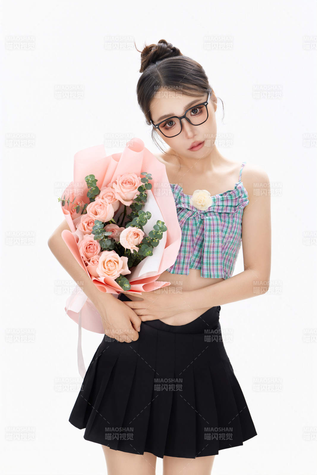 手抱鲜花装扮时尚的亚洲靓丽美女