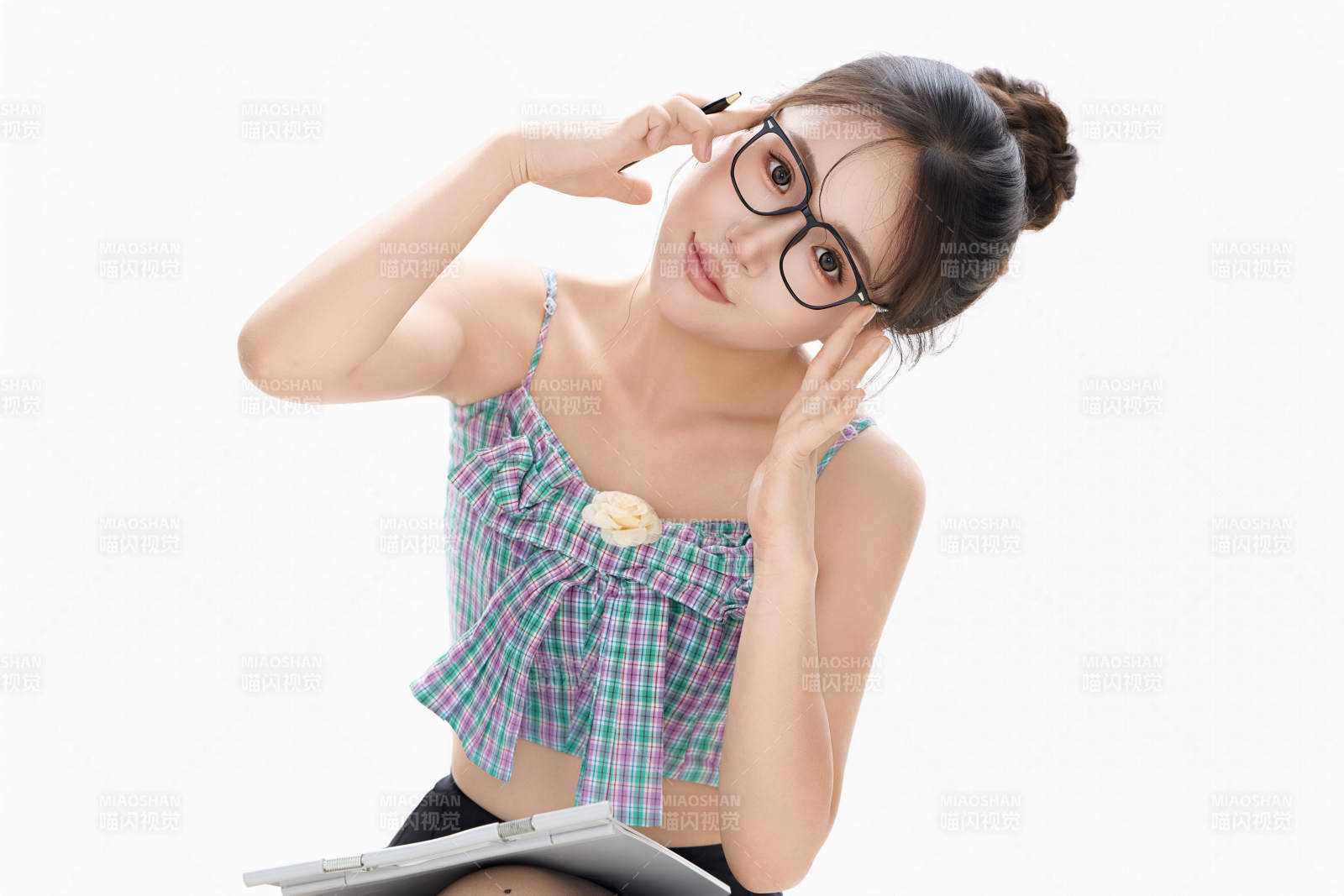 白色背景下青春活力的職業(yè)女性形象