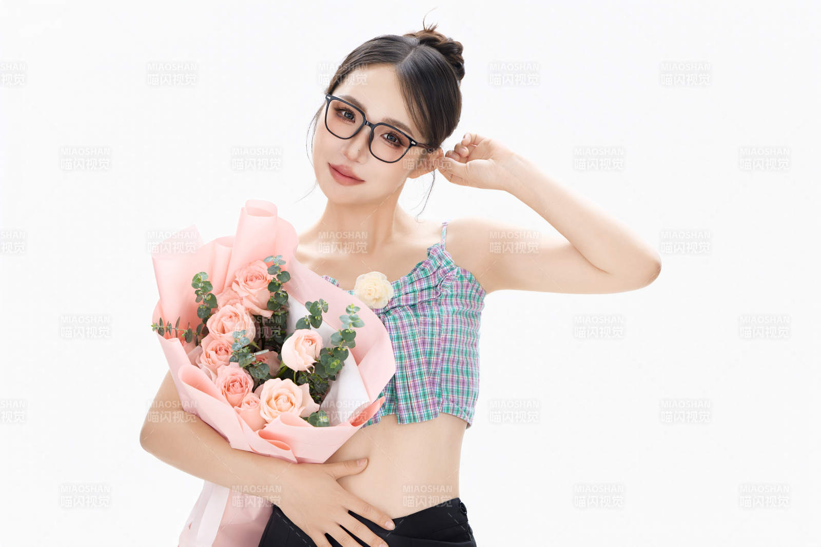 手抱鲜花装扮时尚的亚洲靓丽美女