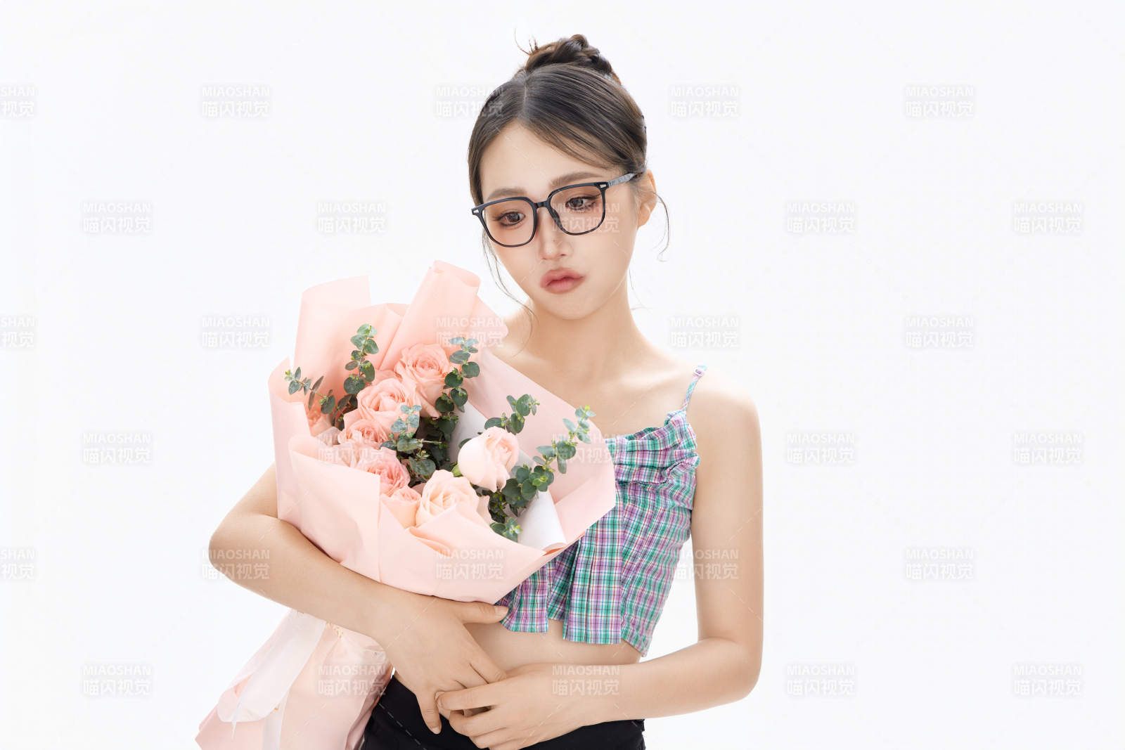 手抱鮮花裝扮時尚的亞洲靚麗美女