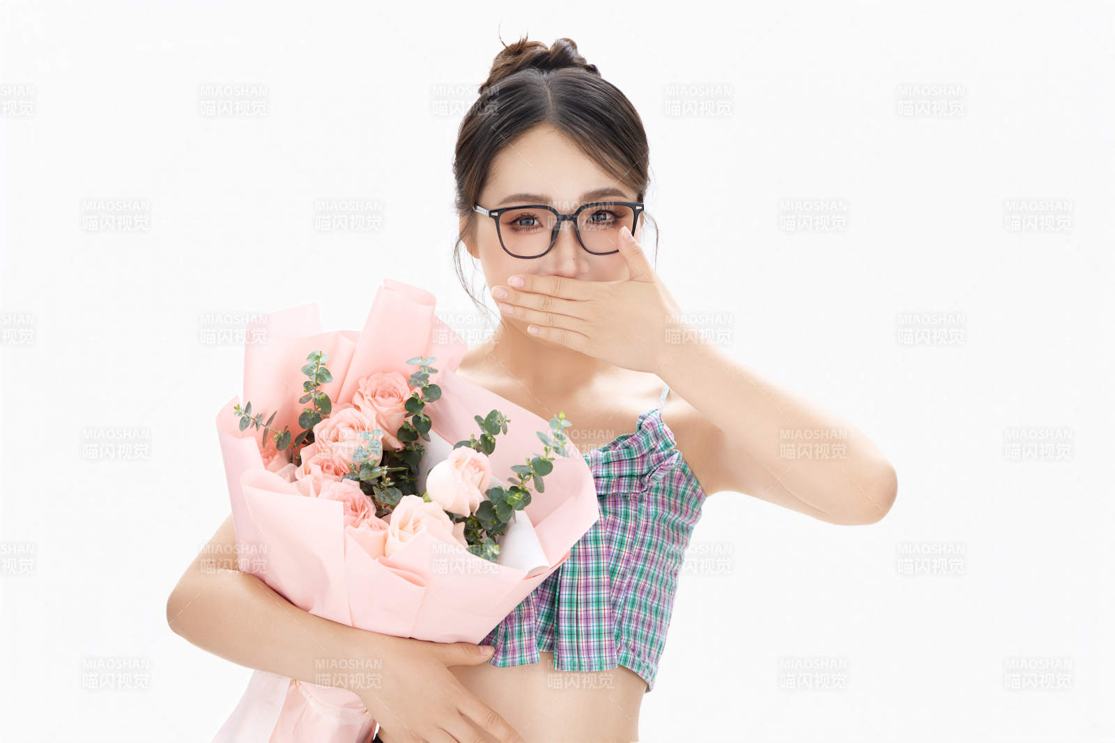 手抱鮮花裝扮時尚的亞洲靚麗美女