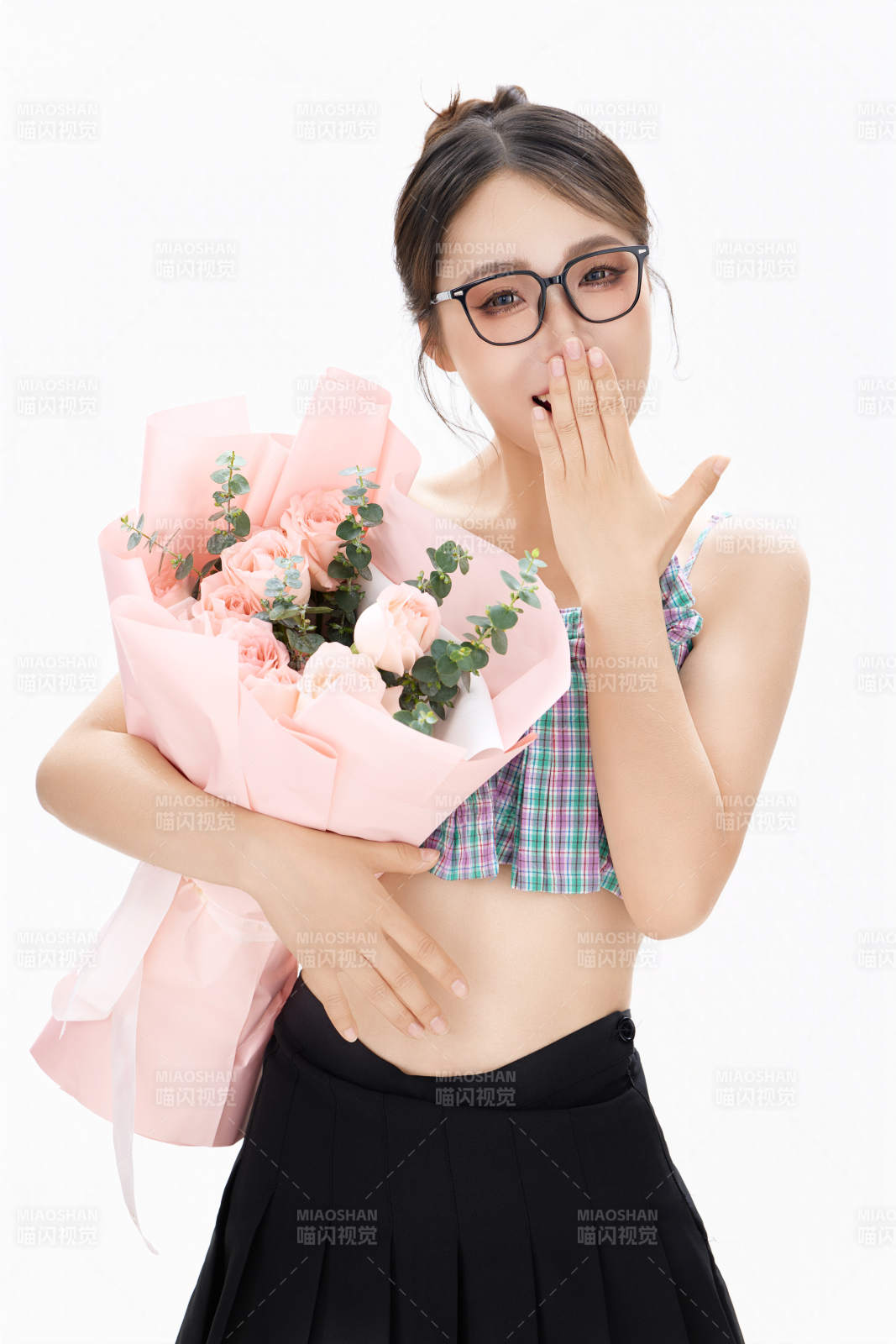 手抱鮮花裝扮時尚的亞洲靚麗美女