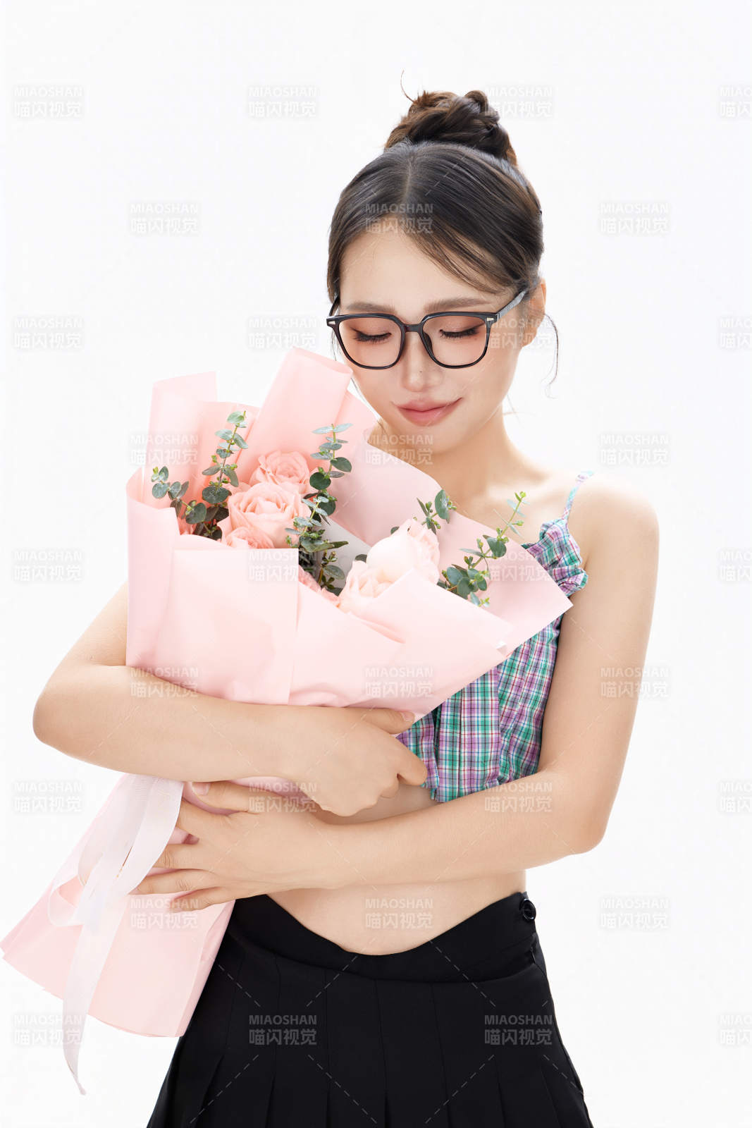 手抱鮮花裝扮時尚的亞洲靚麗美女