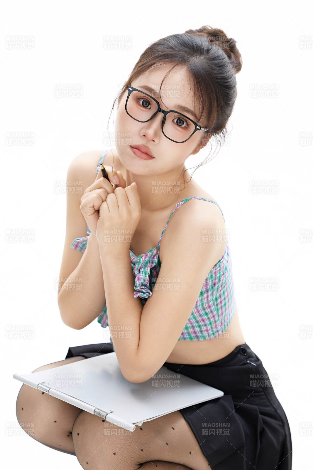 白色背景下青春活力的職業女性形象