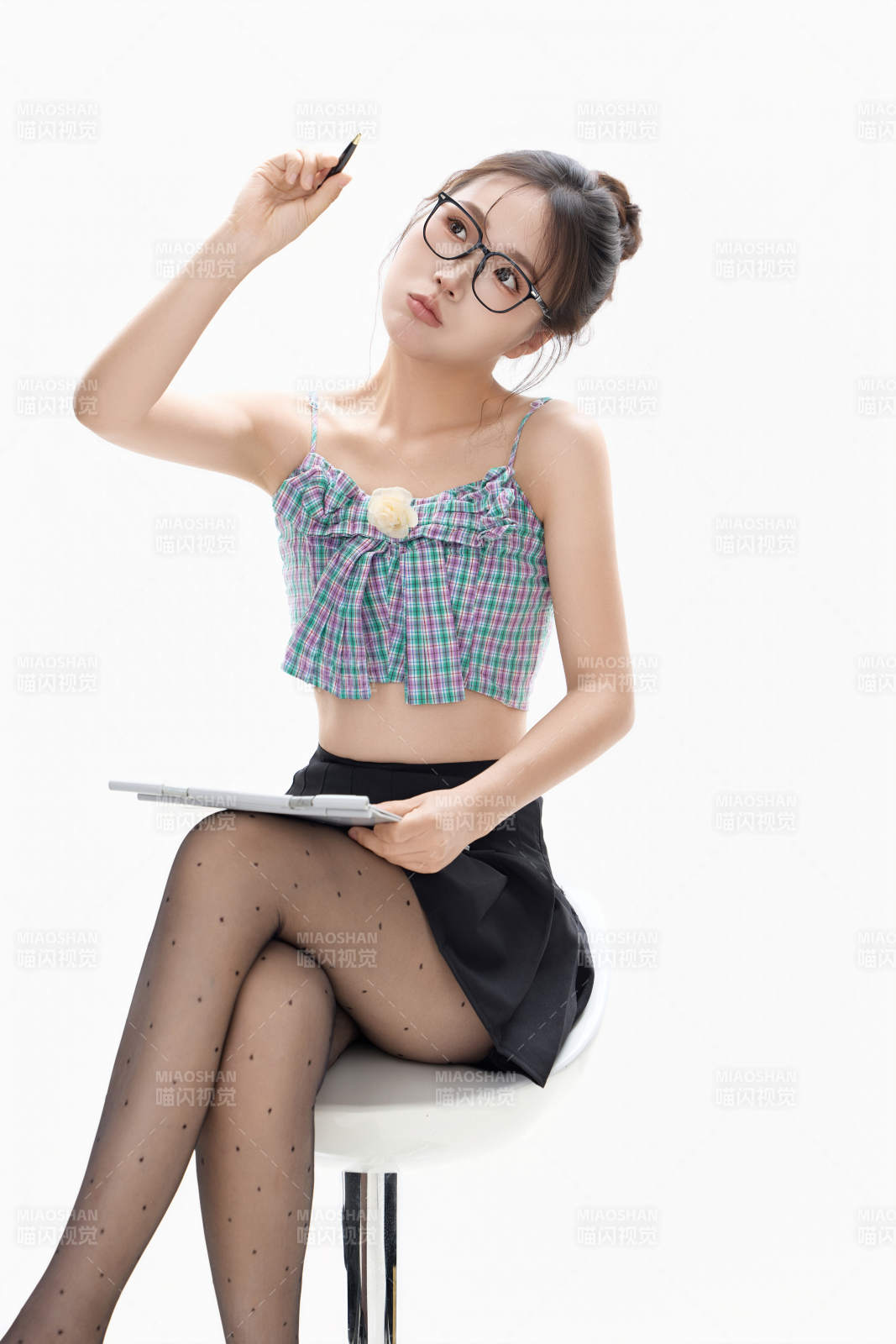 白色背景下青春活力的職業女性形象