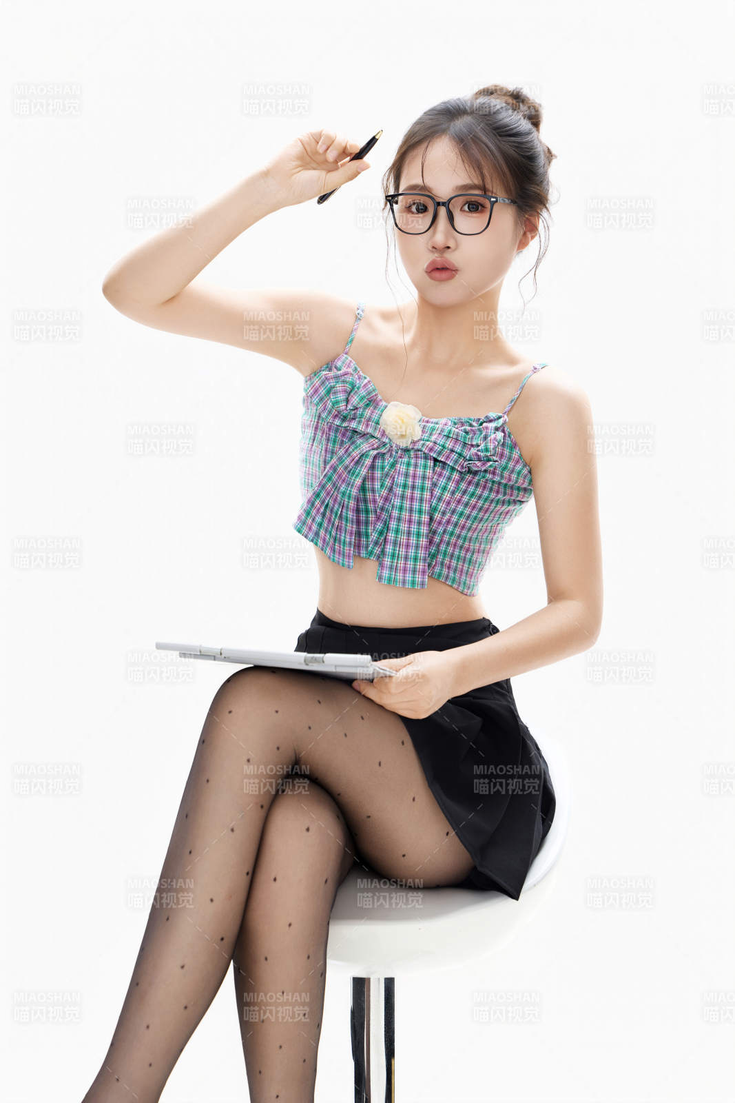 白色背景下青春活力的職業女性形象