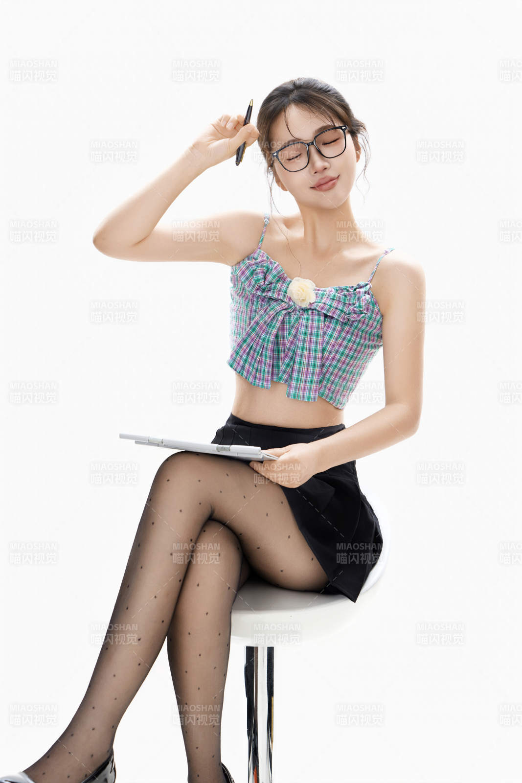 白色背景下青春活力的职业女性形象