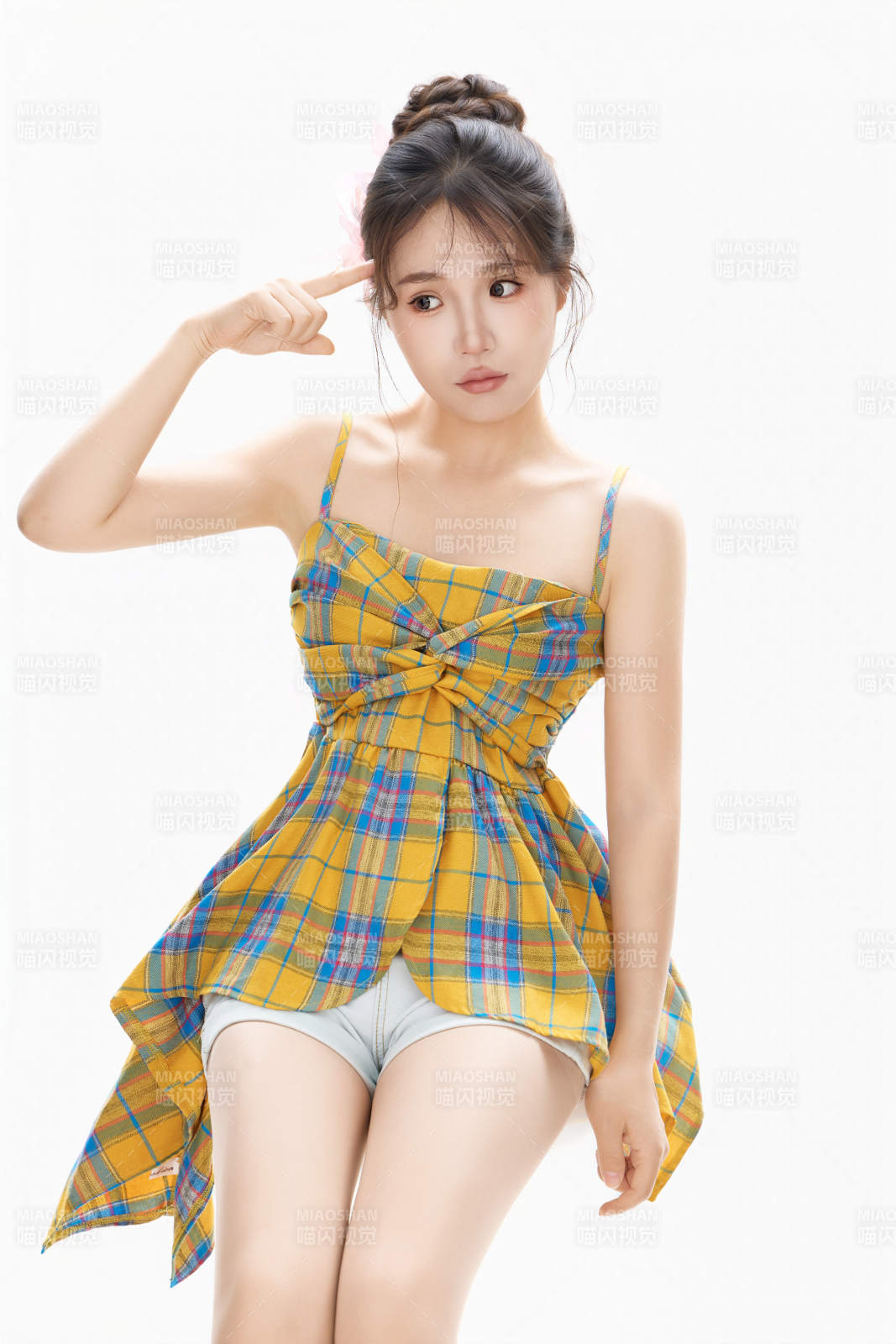 穿著清涼服飾的亞洲女性夏季形象