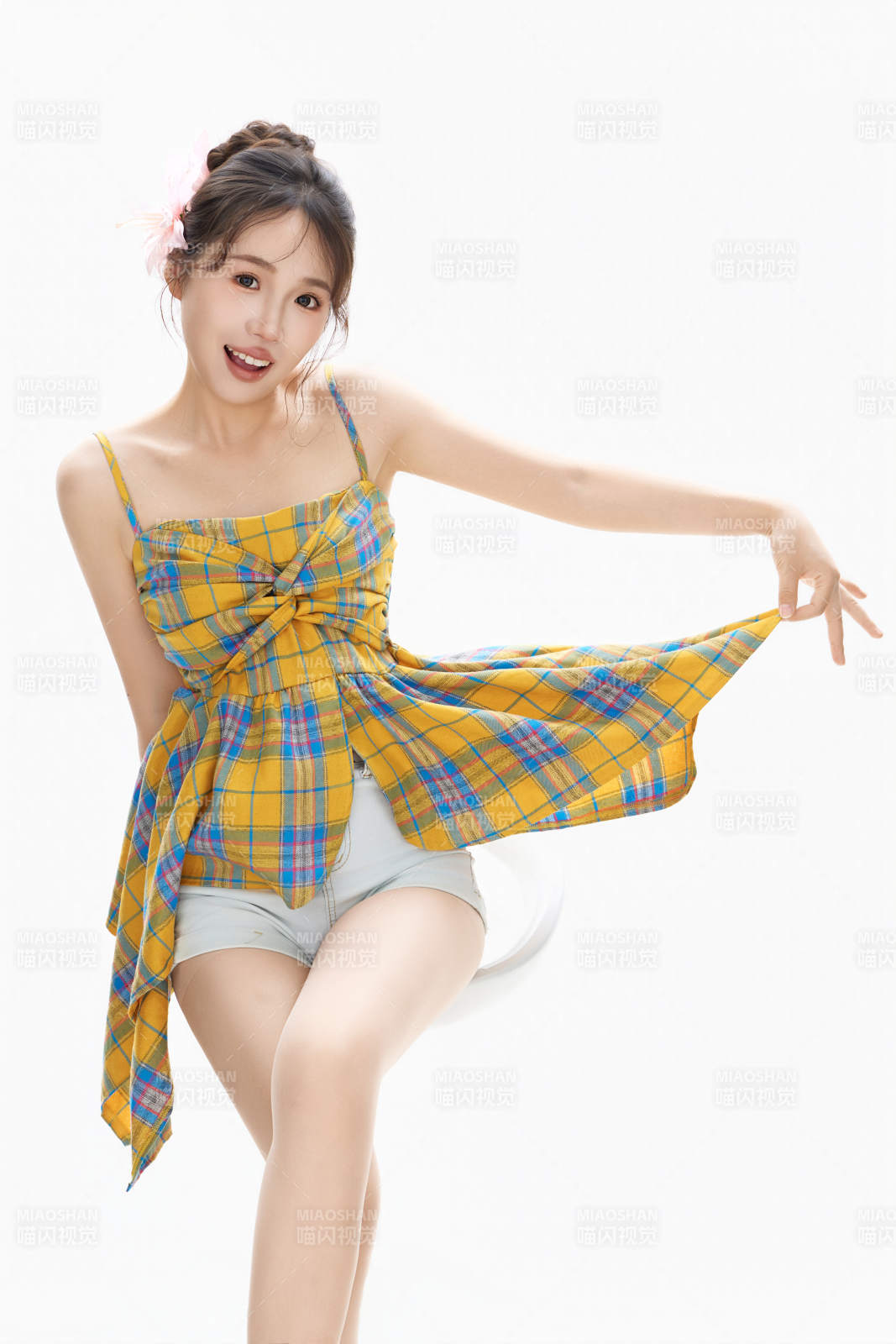 穿著清涼服飾的亞洲女性夏季形象