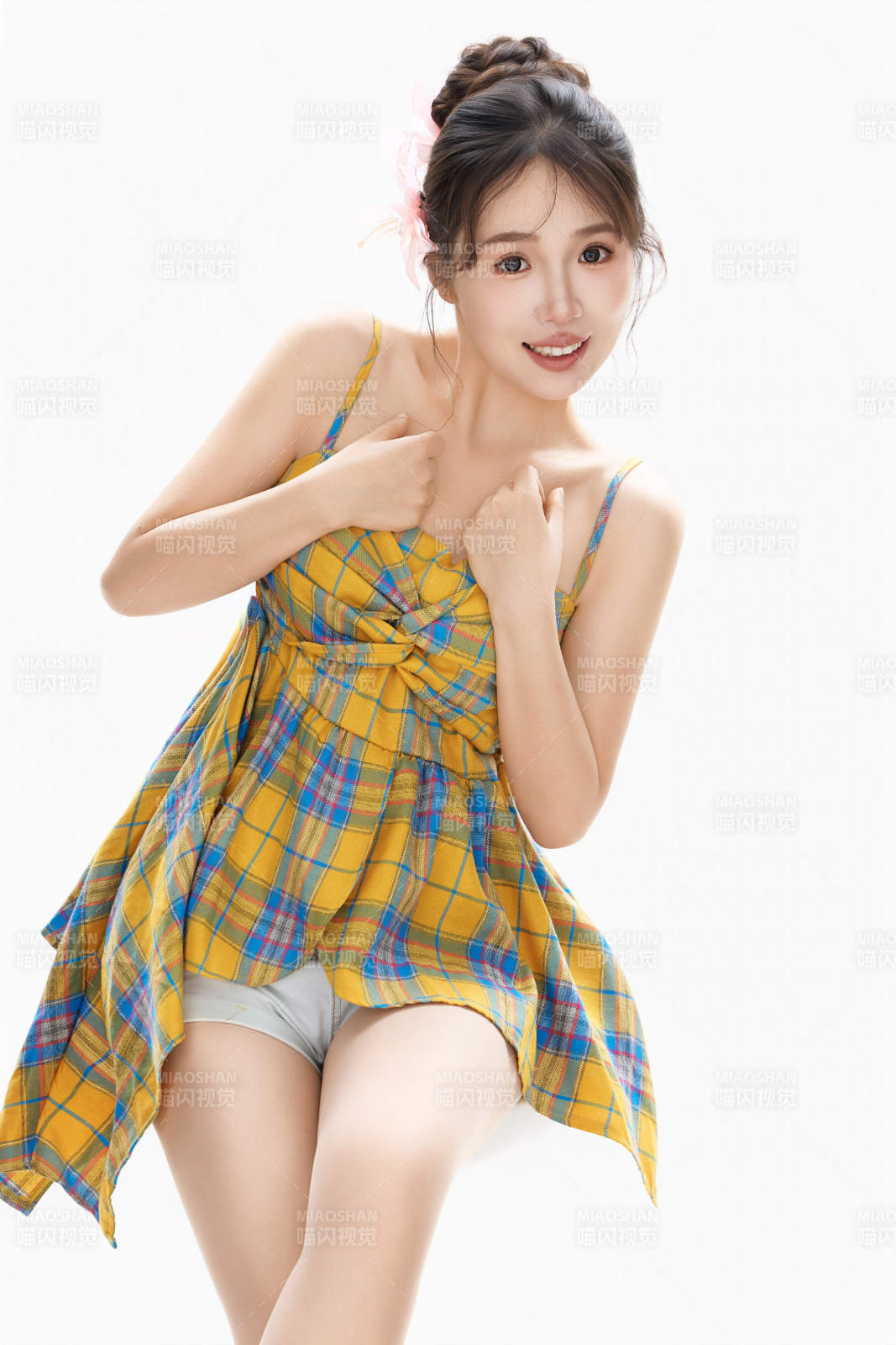 穿著清涼服飾的亞洲女性夏季形象