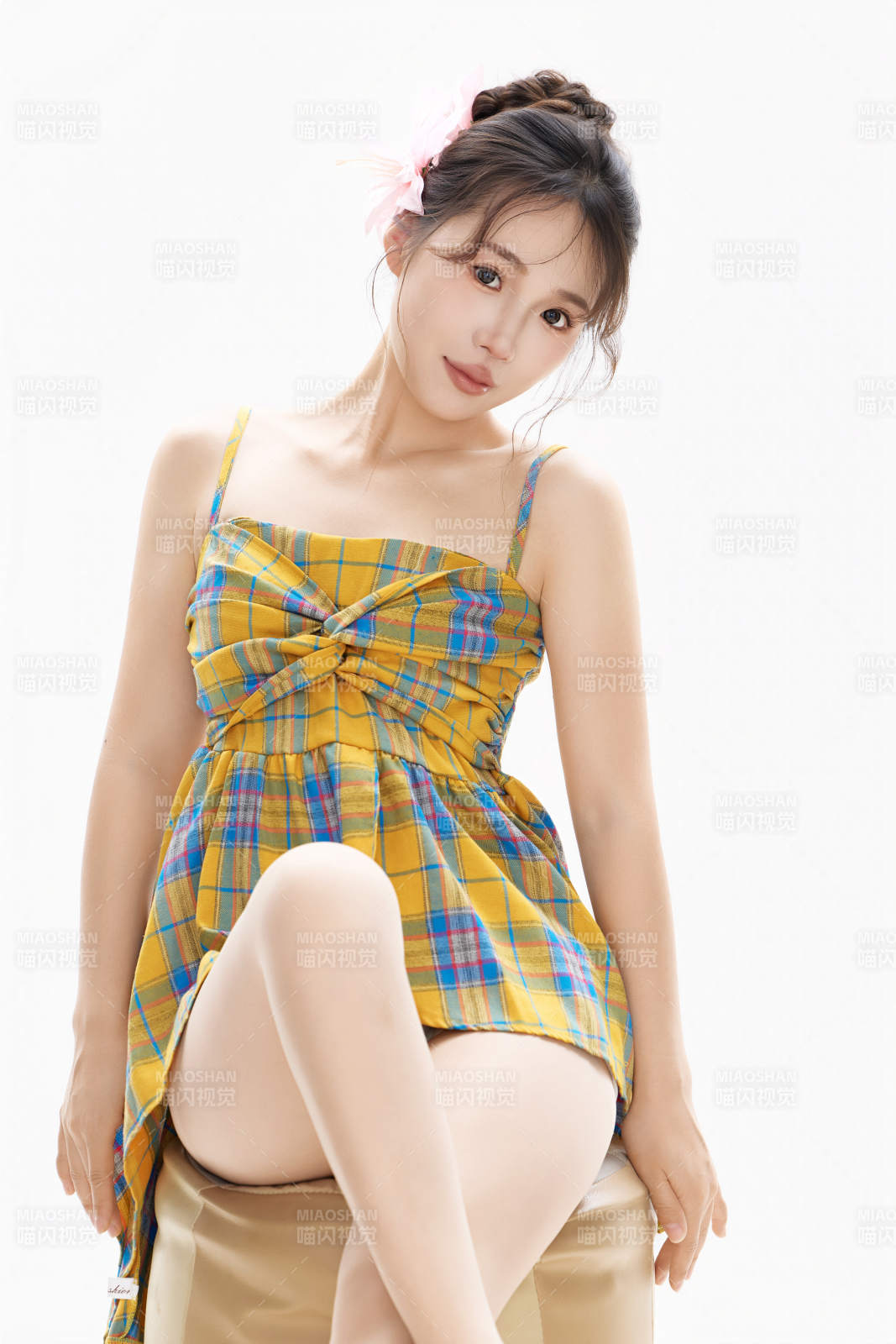 穿着清凉服饰的亚洲女性夏季形象