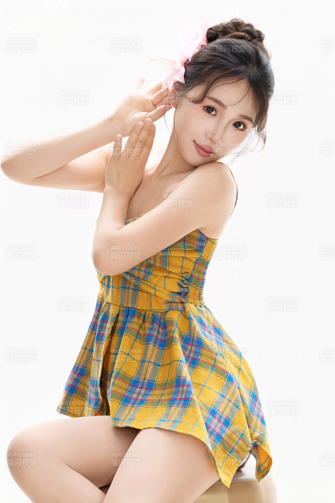 穿著清涼服飾的亞洲女性夏季形象