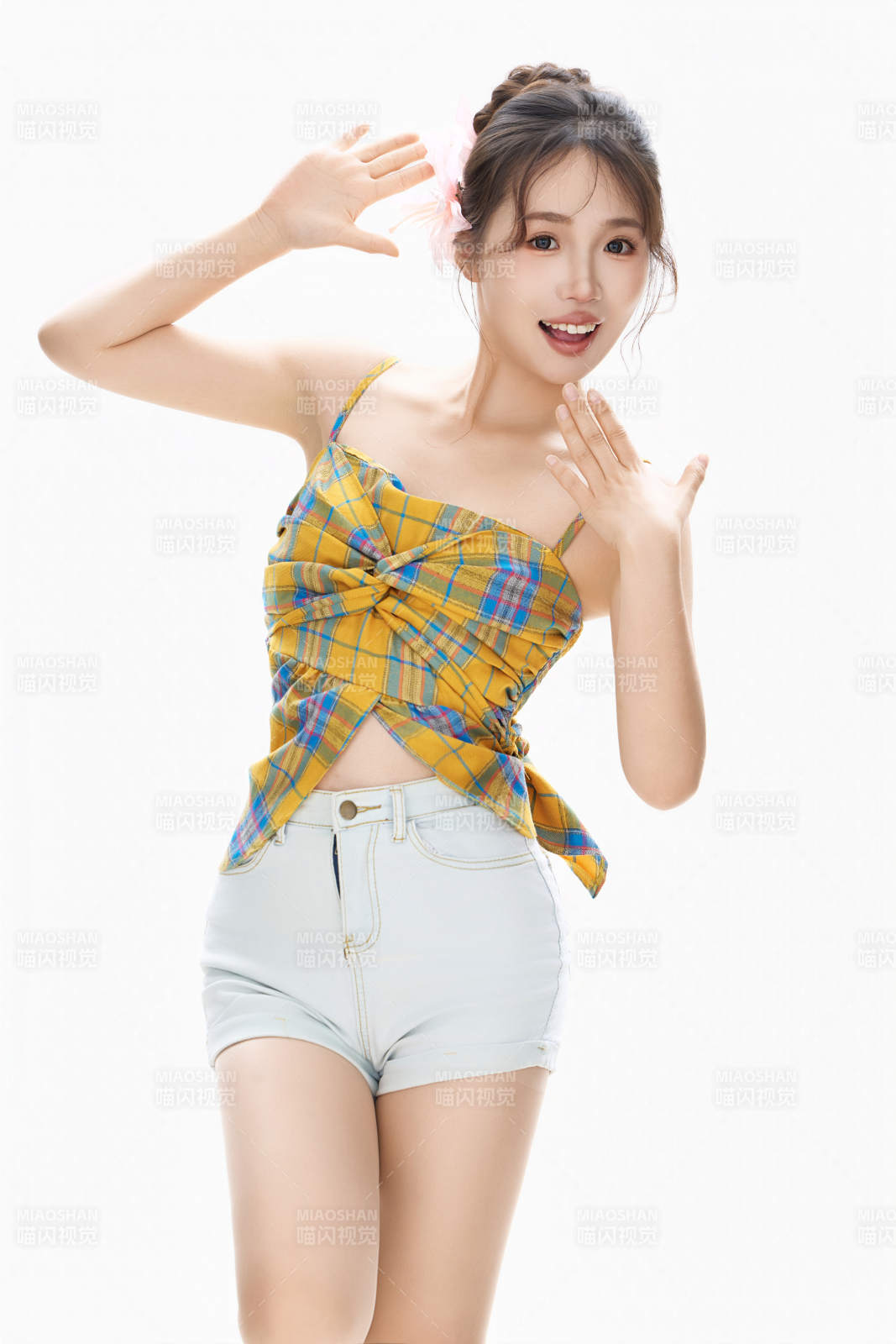 穿著清涼服飾的亞洲女性夏季形象