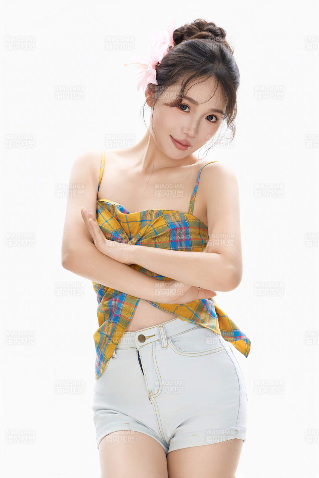 穿著清涼服飾的亞洲女性夏季形象