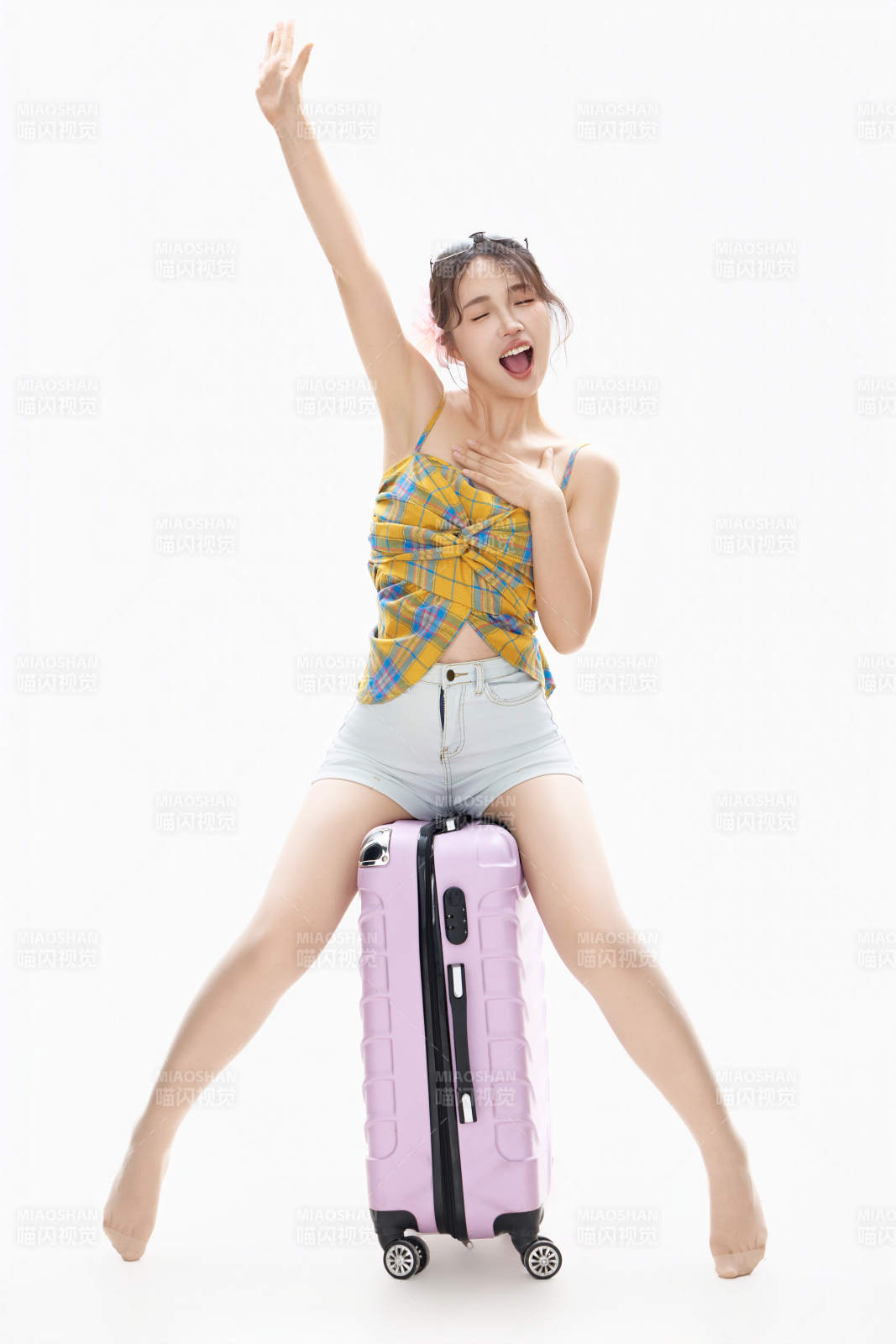 影棚拍攝夏季準備出行旅行的青年女性形象