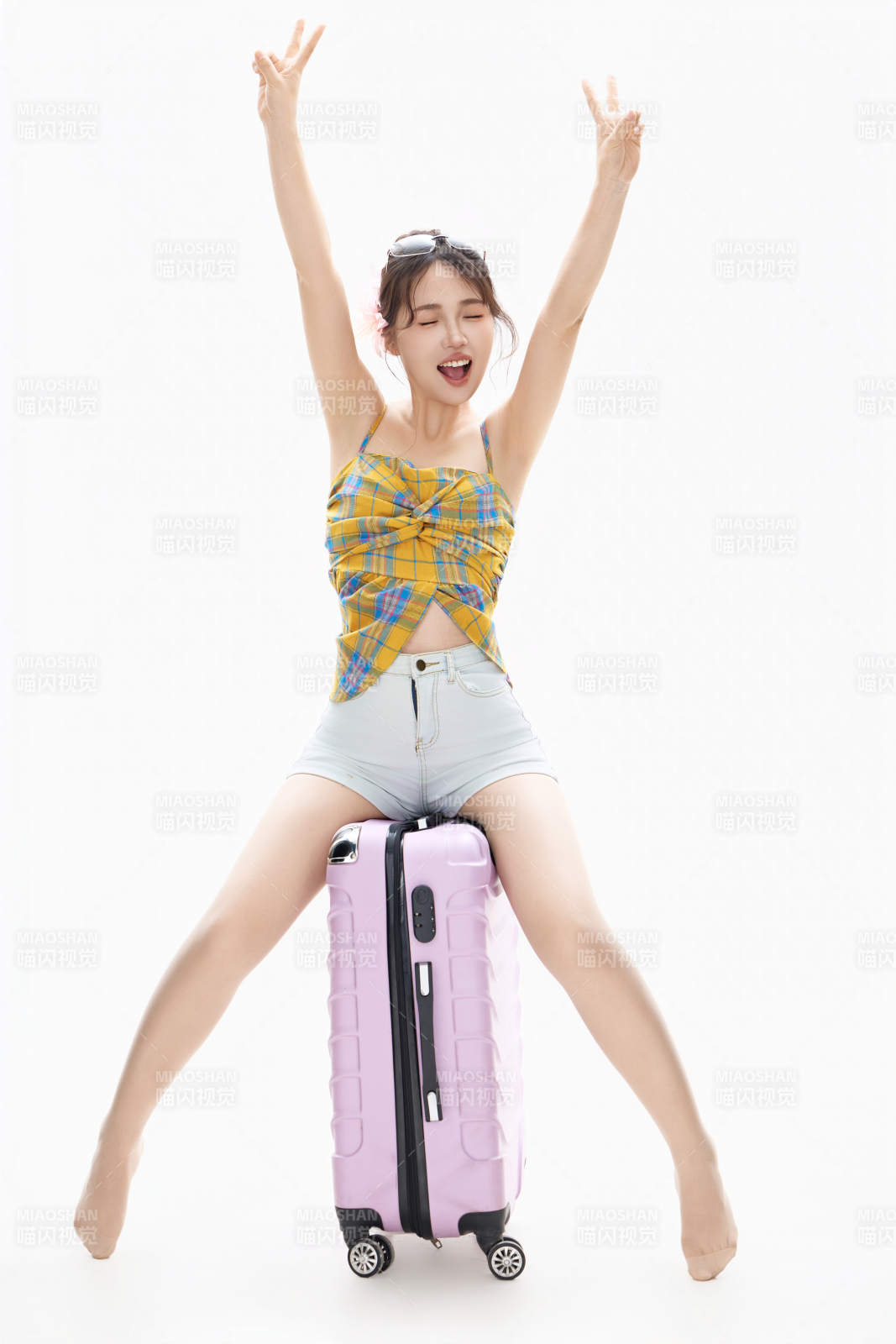 影棚拍攝夏季準備出行旅行的青年女性形象