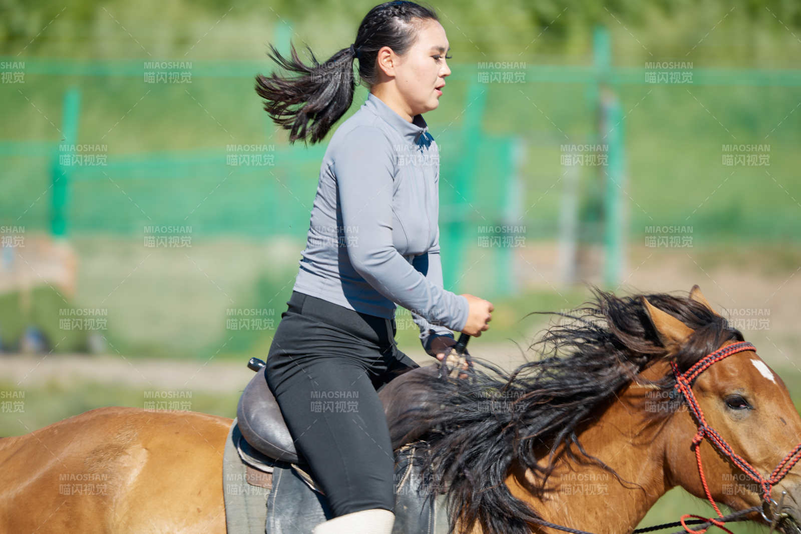 在草原景区练习骑马马术的蒙古族演员