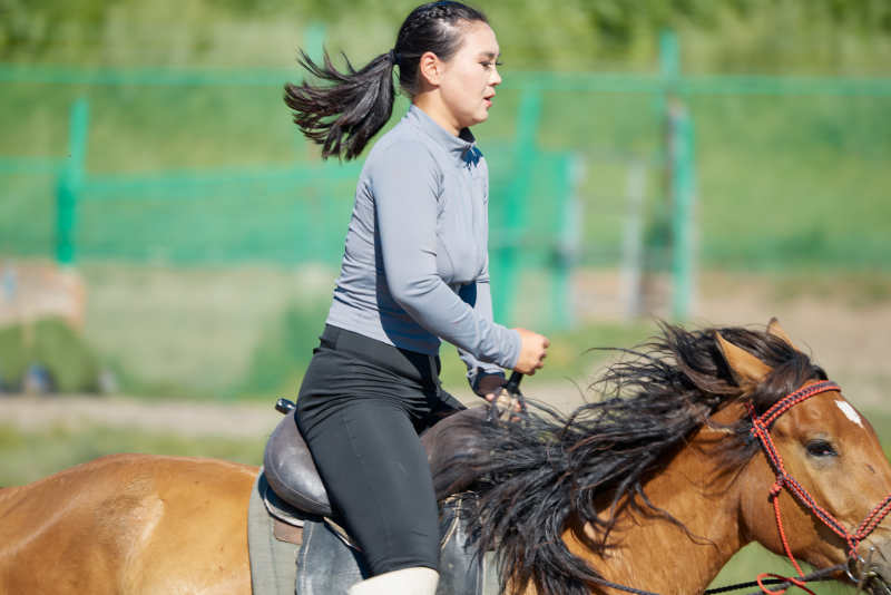 在草原景区练习骑马马术的蒙古族演员