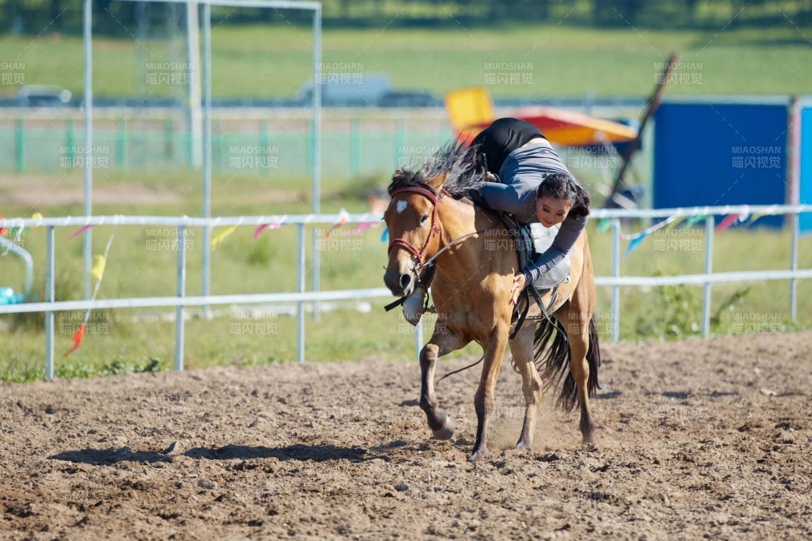 在草原景區練習騎馬馬術的蒙古族演員