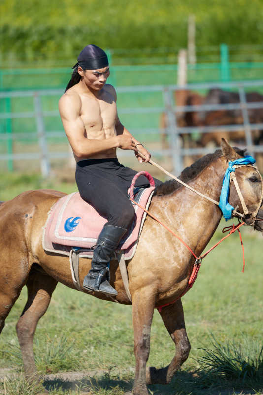 在草原景区练习骑马马术的蒙古族演员