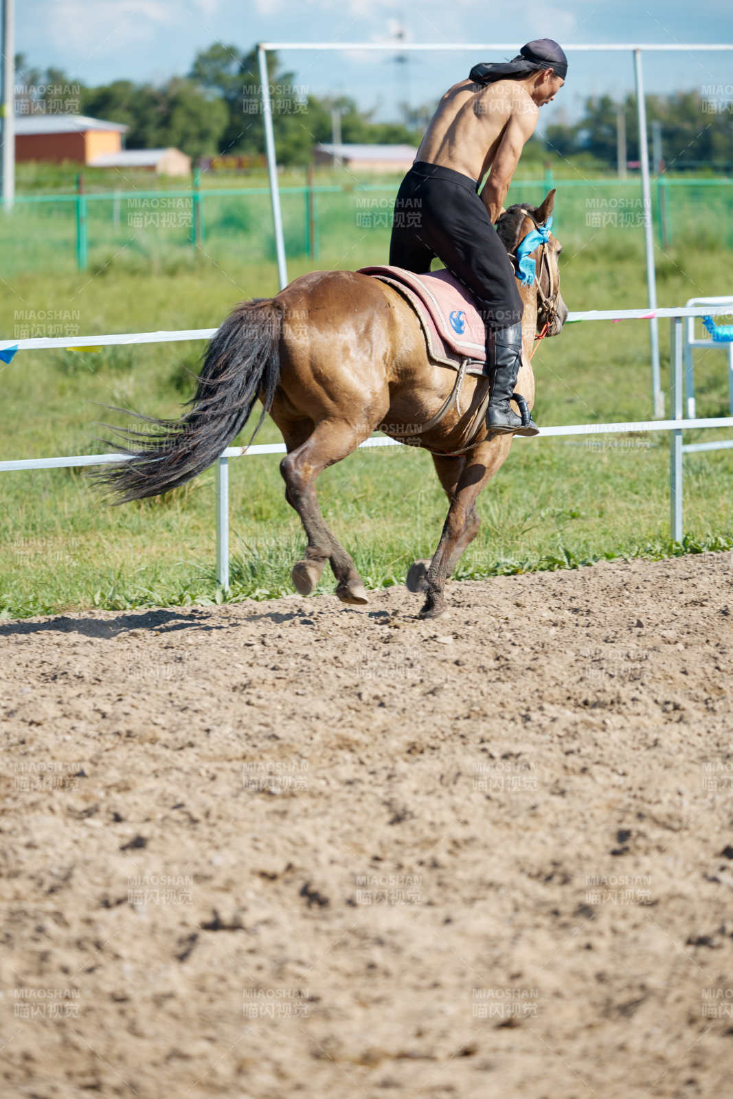 在草原景區(qū)練習(xí)騎馬馬術(shù)的蒙古族演員