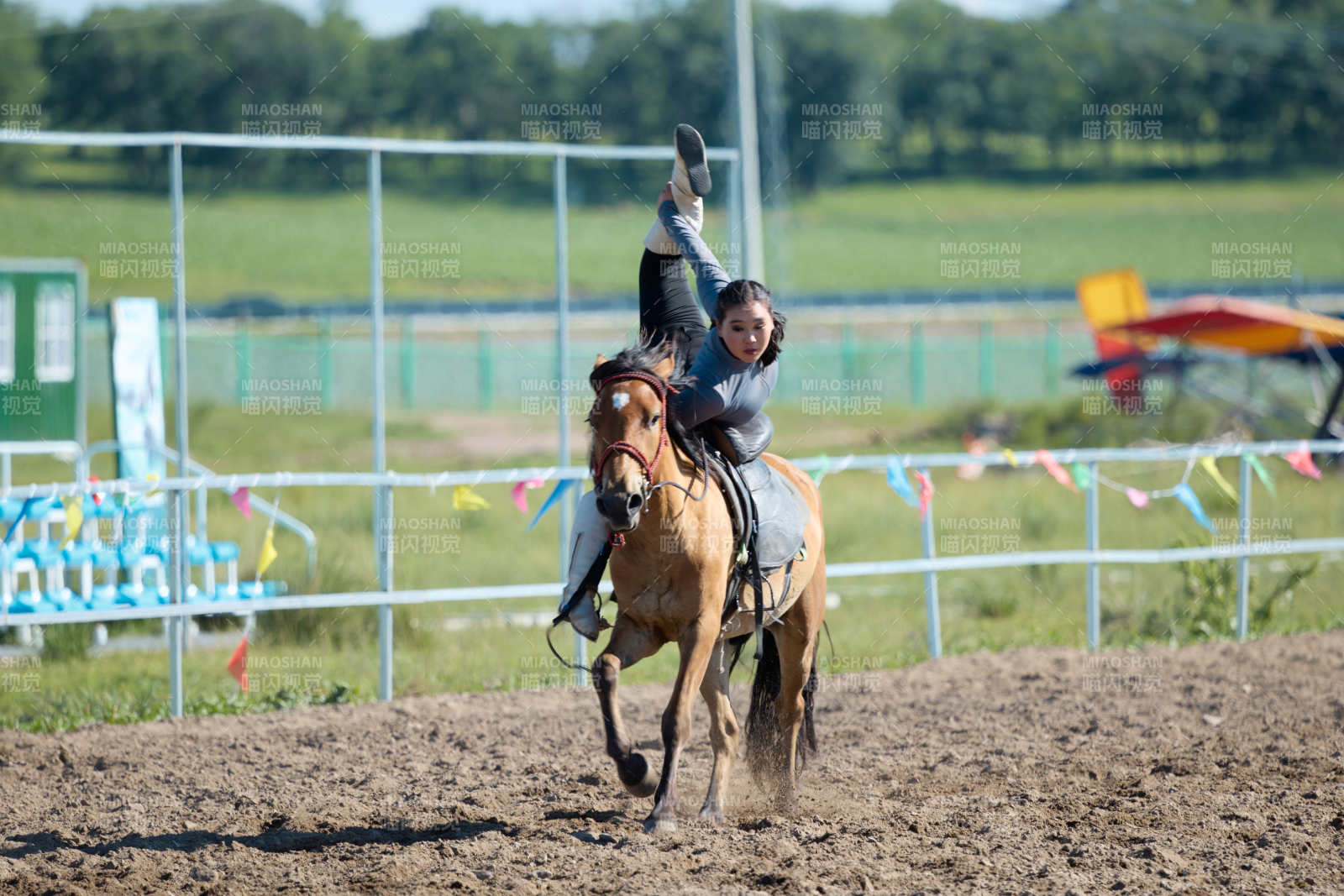 在草原景區(qū)練習(xí)騎馬馬術(shù)的蒙古族演員