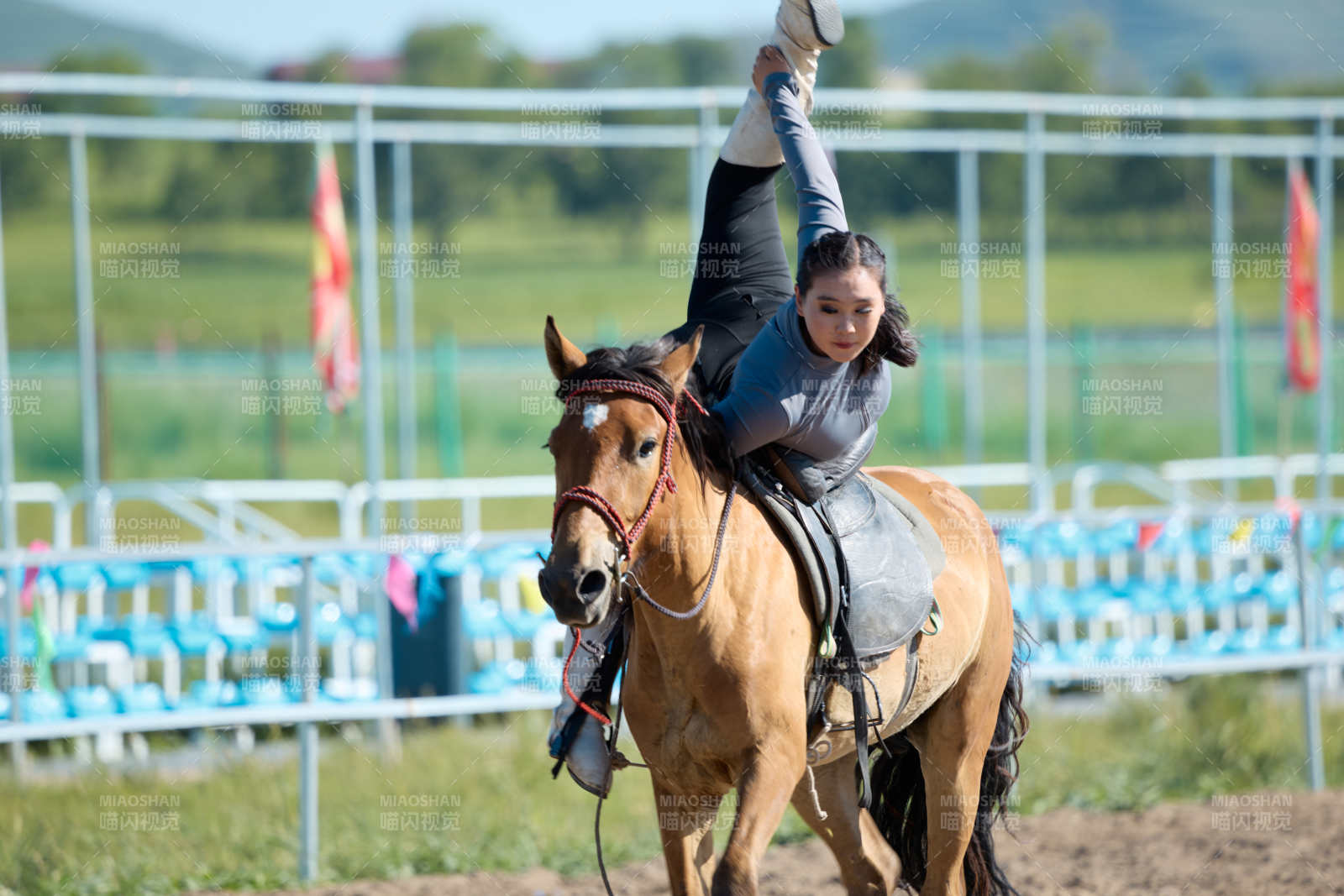 在草原景区练习骑马马术的蒙古族演员