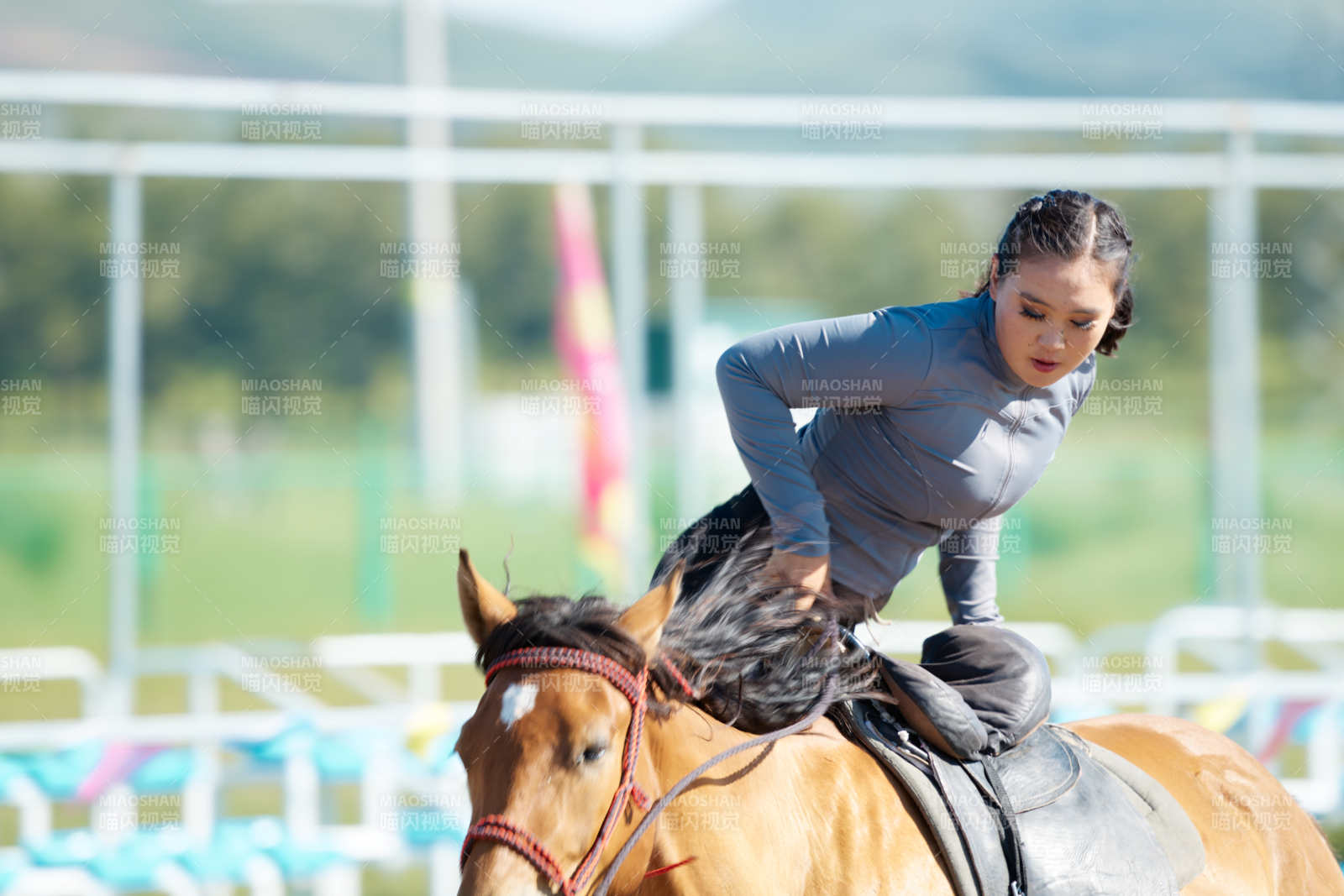 在草原景區練習騎馬馬術的蒙古族演員